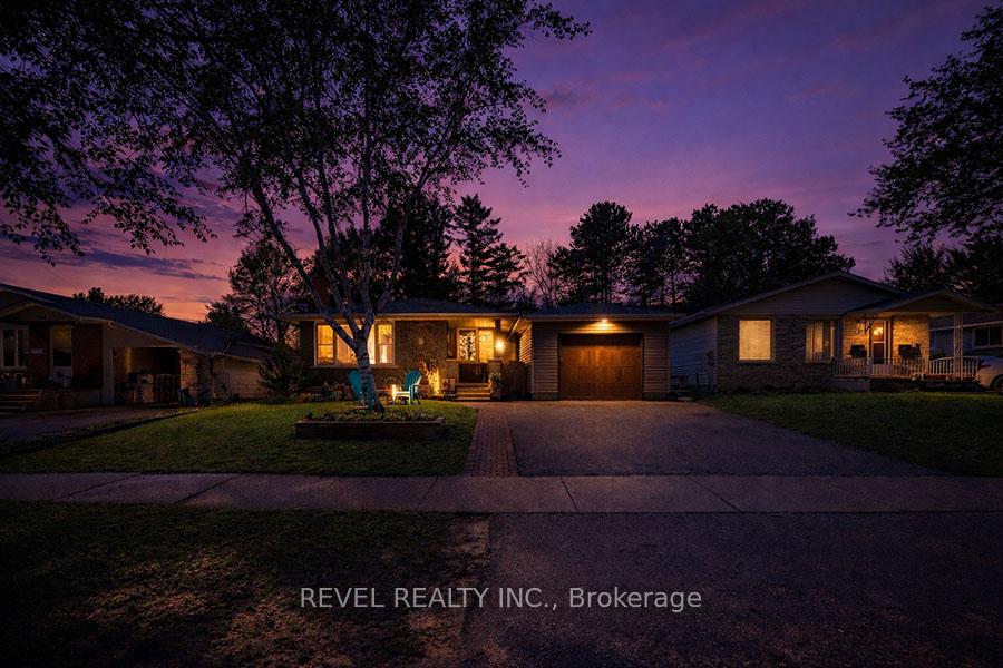 Photo 2 of 102 Century Hill Drive, Kitchener, Country Hills — HOMEH