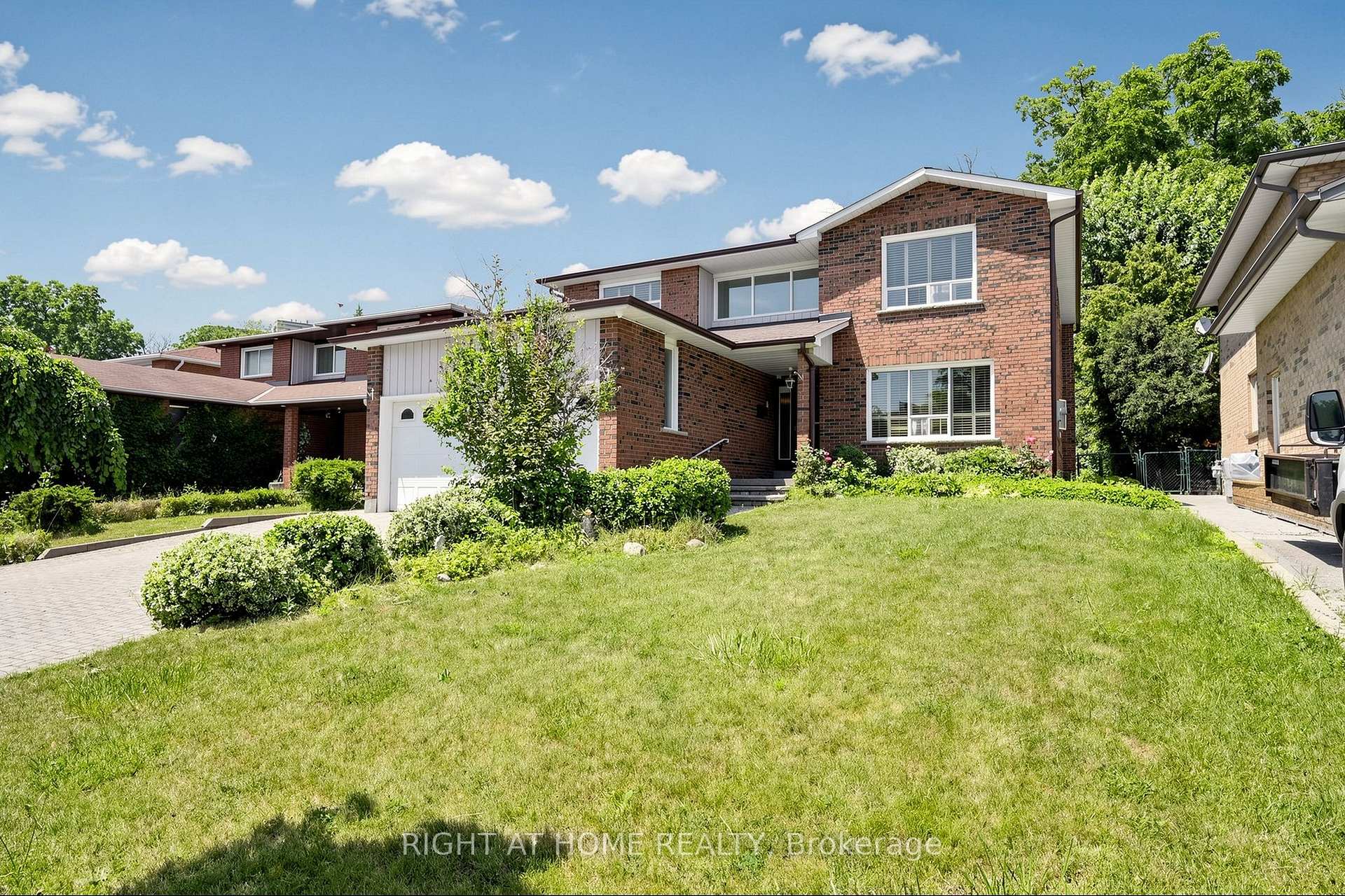 Photo 2 of 2614 Pollard Drive, Mississauga, Erindale — HOMEH