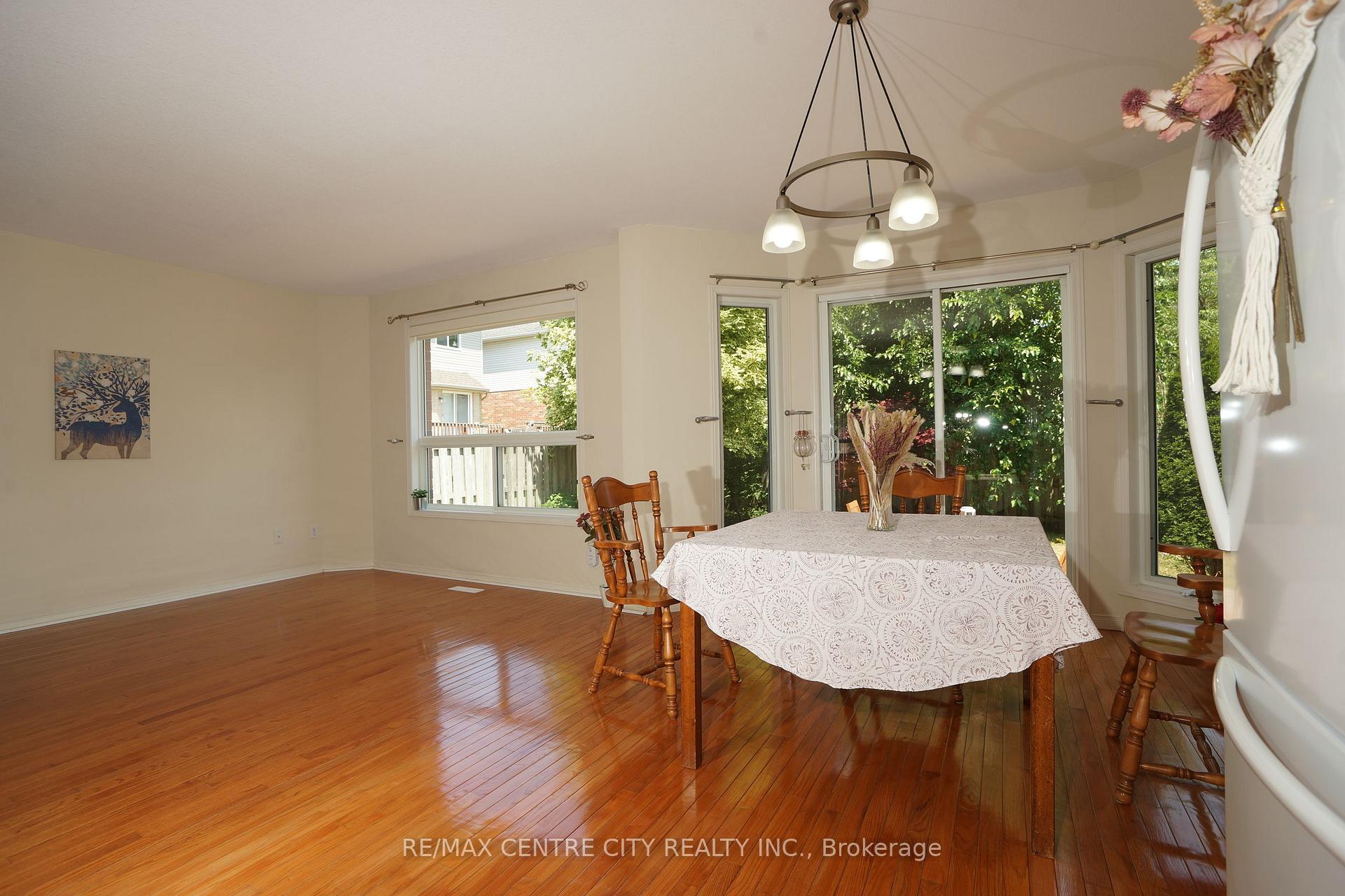 Photo 6 of 762 Blacksmith Street, London, North M — HOMEH