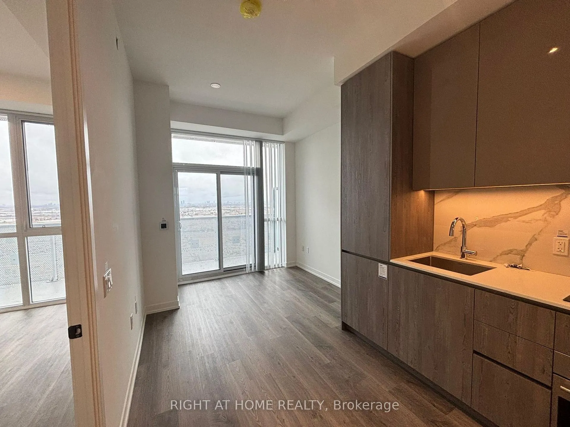 Photo 2 of Unit 5308, 8 Interchange Way, Vaughan, Vaughan Corporate Centre — HOMEH