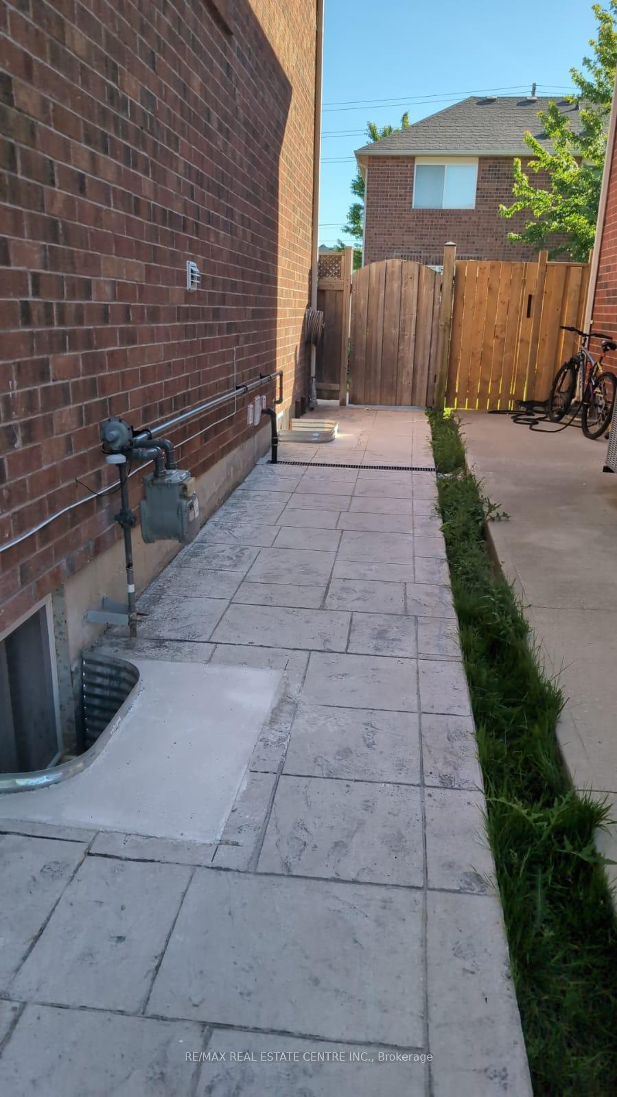 Photo 2 of Unit Basement, 866 Mcnair Circle, Milton, Beaty — HOMEH