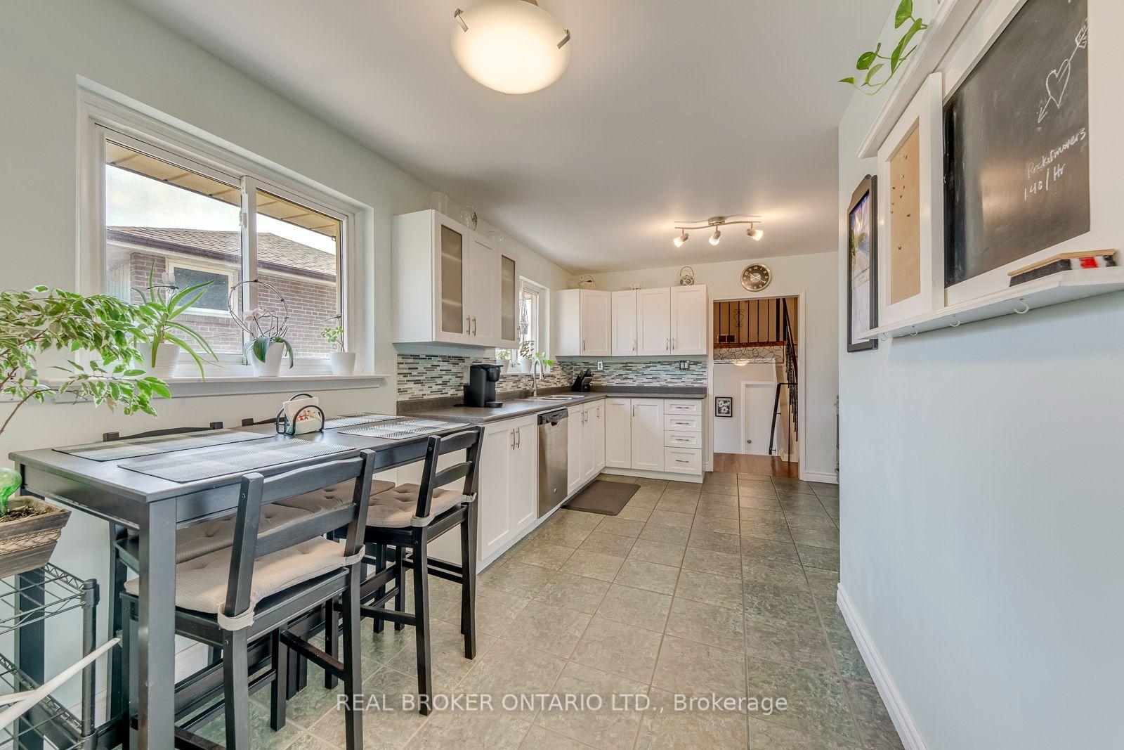 Photo 11 of 2408 Padstow Crescent, Mississauga, Clarkson — HOMEH