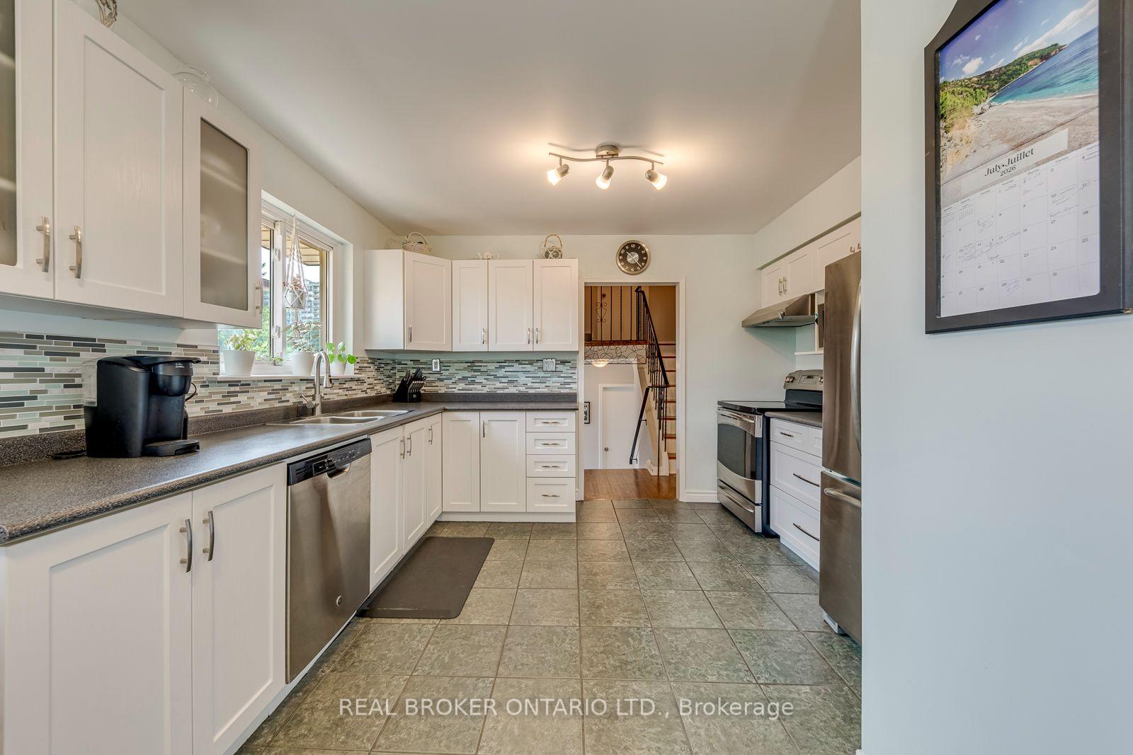 Photo 13 of 2408 Padstow Crescent, Mississauga, Clarkson — HOMEH