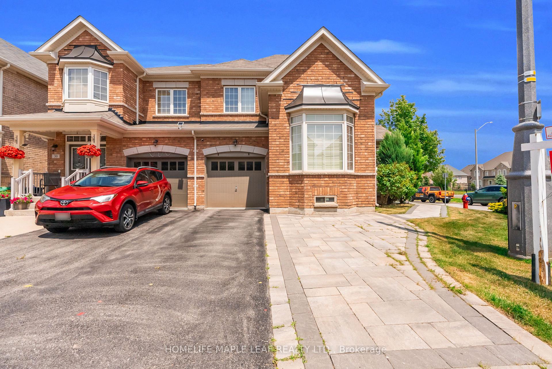 Photo 3 of 32 Orangeblossom Trail, Brampton, Credit Valley — HOMEH