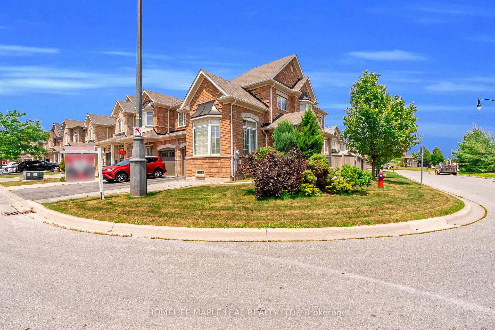Photo 4 of 32 Orangeblossom Trail, Brampton, Credit Valley — HOMEH