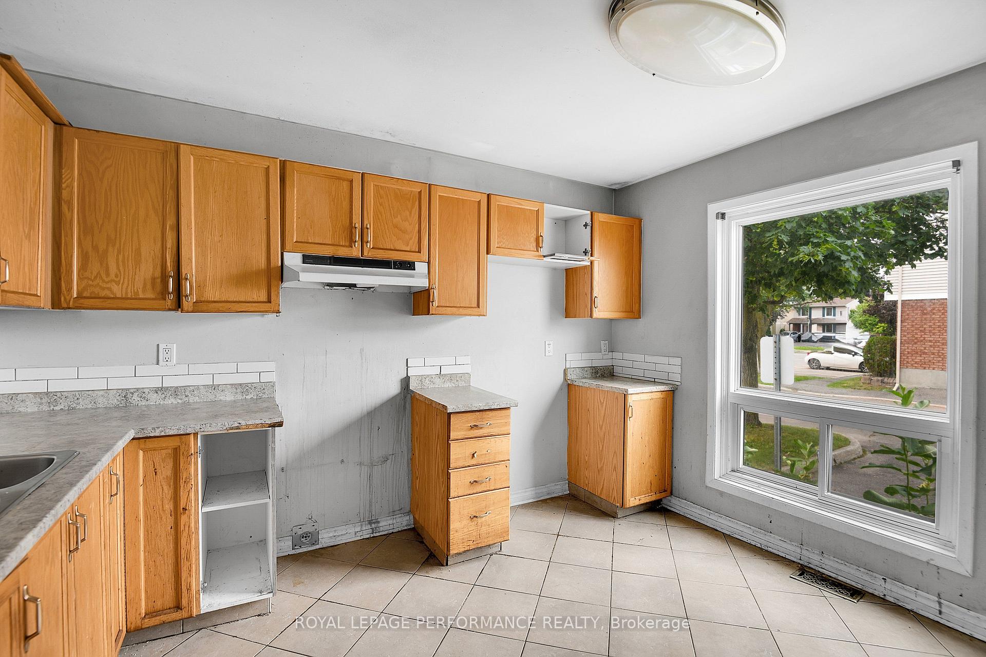 Photo 3 of Unit 33, 1907 Colorado Lane, Ottawa, Orleans/Sunridge — HOMEH