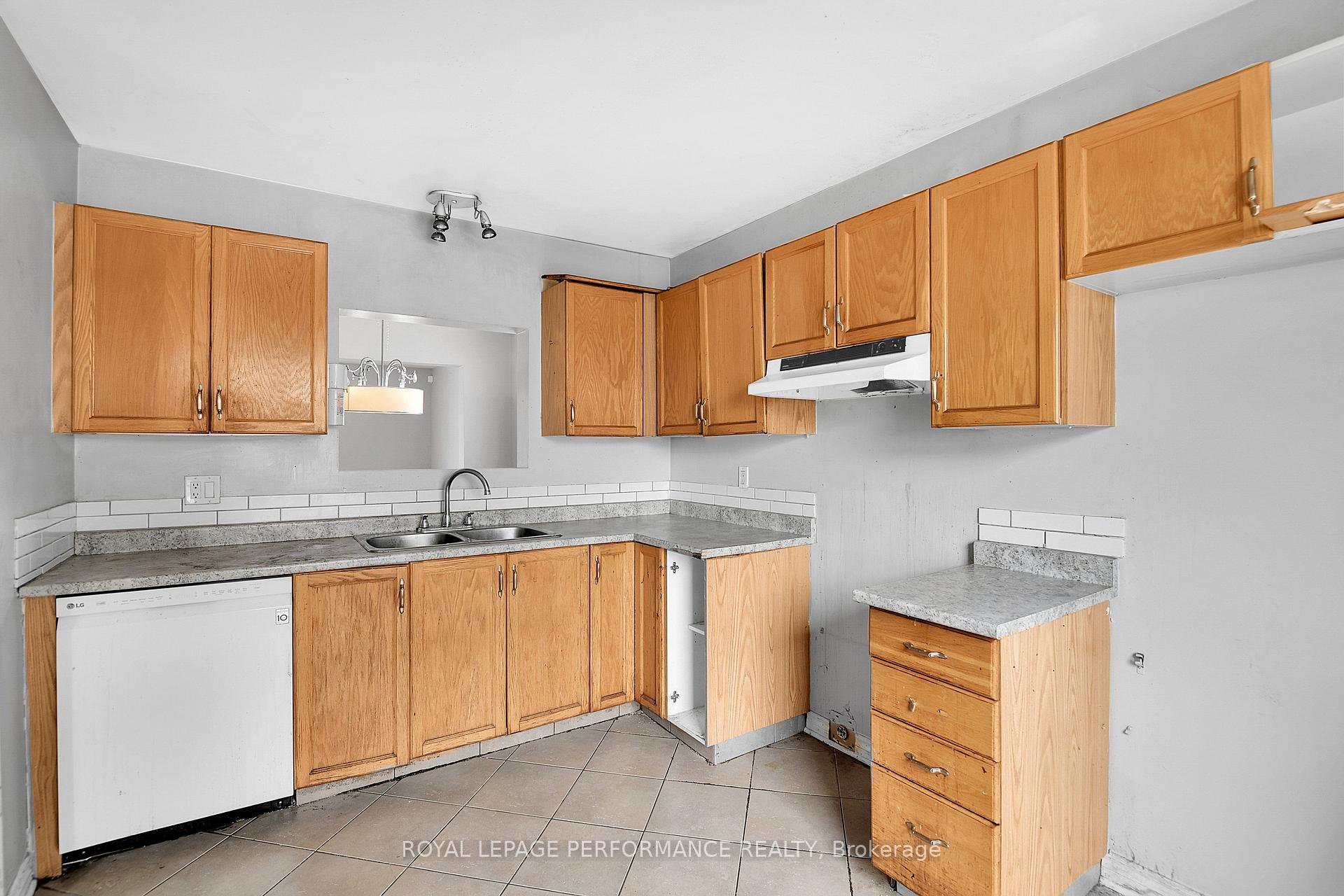 Photo 4 of Unit 33, 1907 Colorado Lane, Ottawa, Orleans/Sunridge — HOMEH