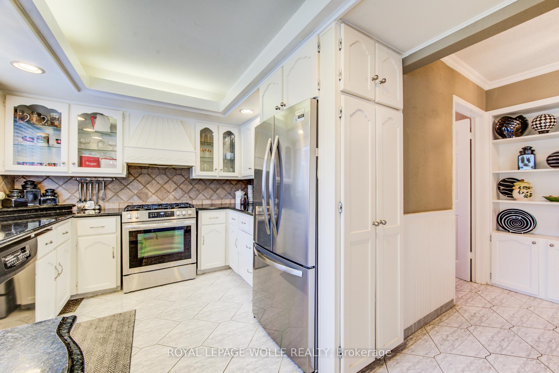 Photo 17 of 48 Lennox Crescent, Kitchener, Victoria Hills — HOMEH