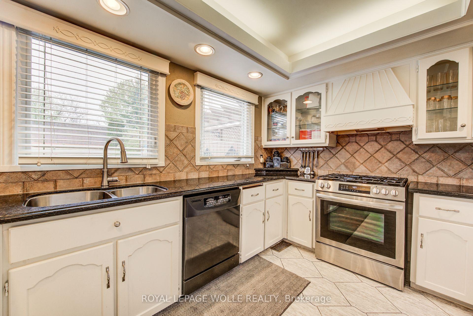 Photo 18 of 48 Lennox Crescent, Kitchener, Victoria Hills — HOMEH