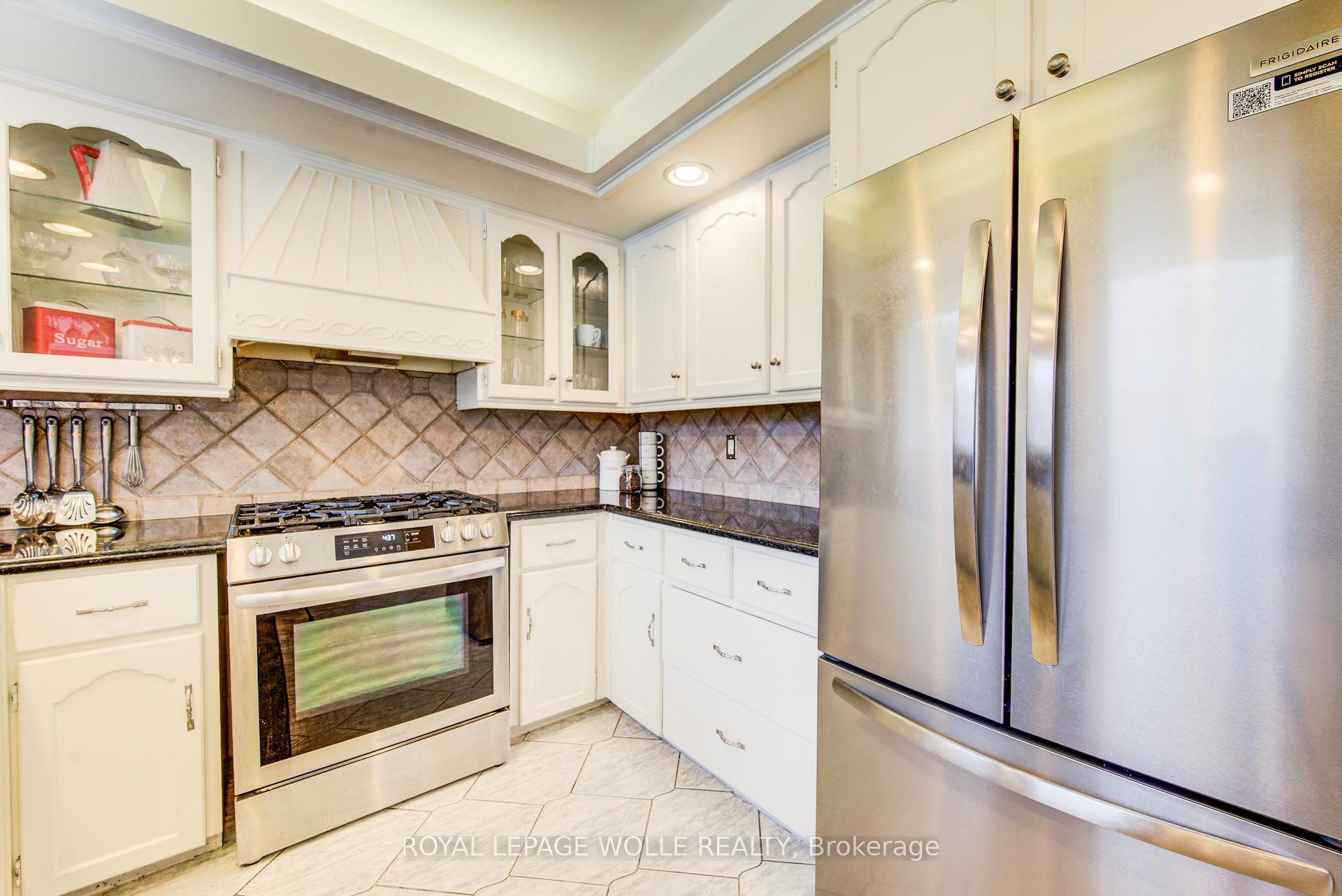 Photo 19 of 48 Lennox Crescent, Kitchener, Victoria Hills — HOMEH