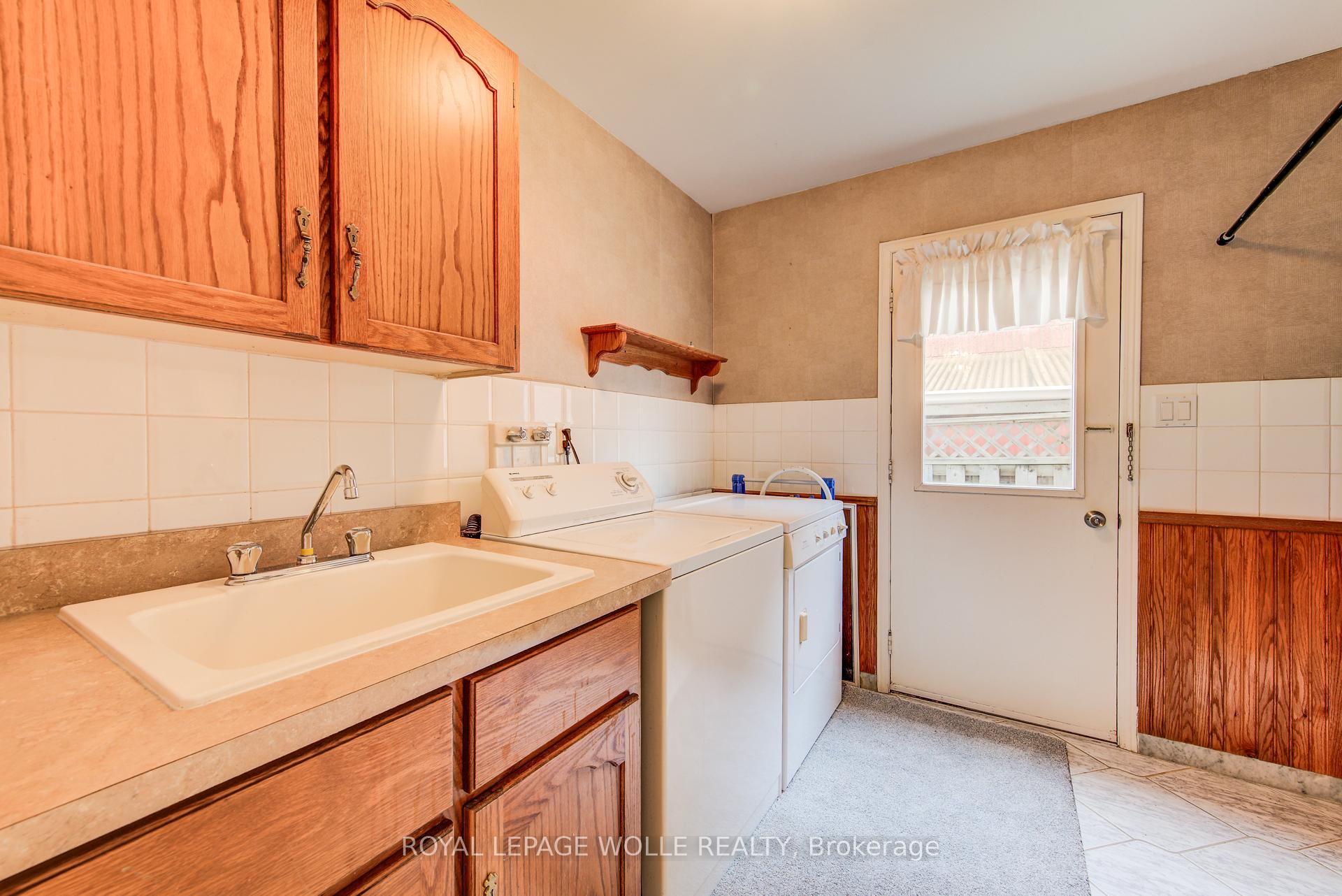 Photo 22 of 48 Lennox Crescent, Kitchener, Victoria Hills — HOMEH