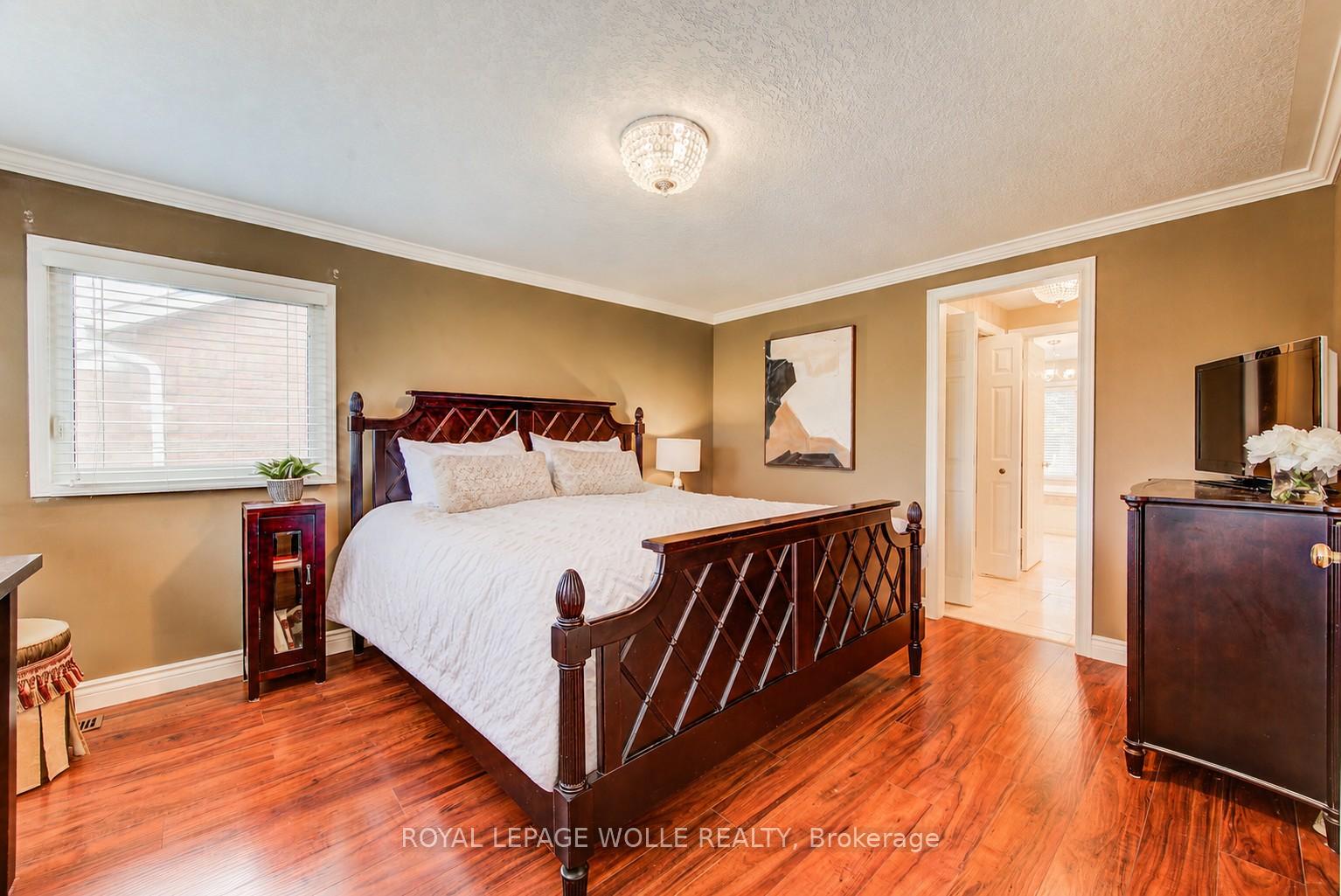 Photo 24 of 48 Lennox Crescent, Kitchener, Victoria Hills — HOMEH