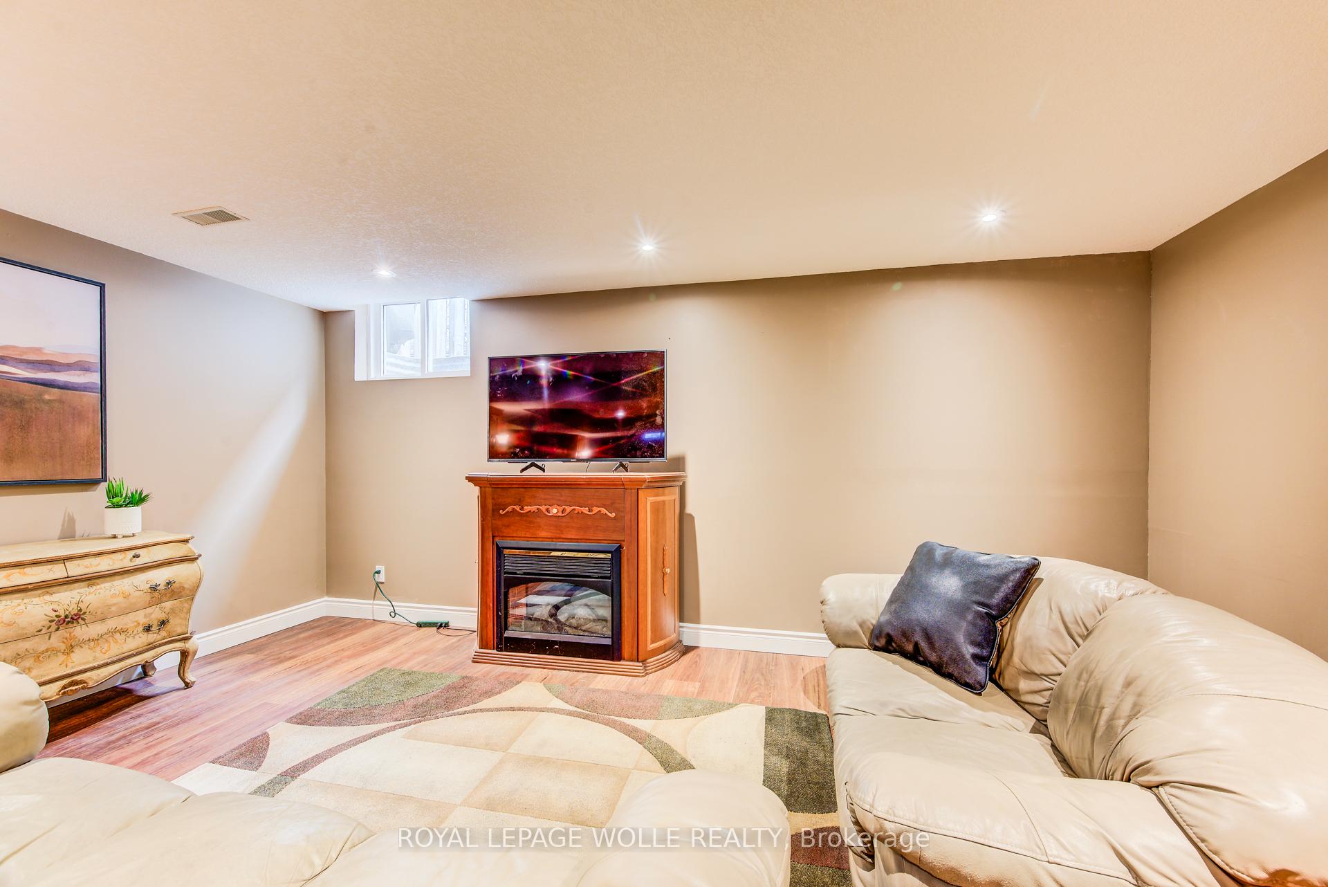 Photo 37 of 48 Lennox Crescent, Kitchener, Victoria Hills — HOMEH