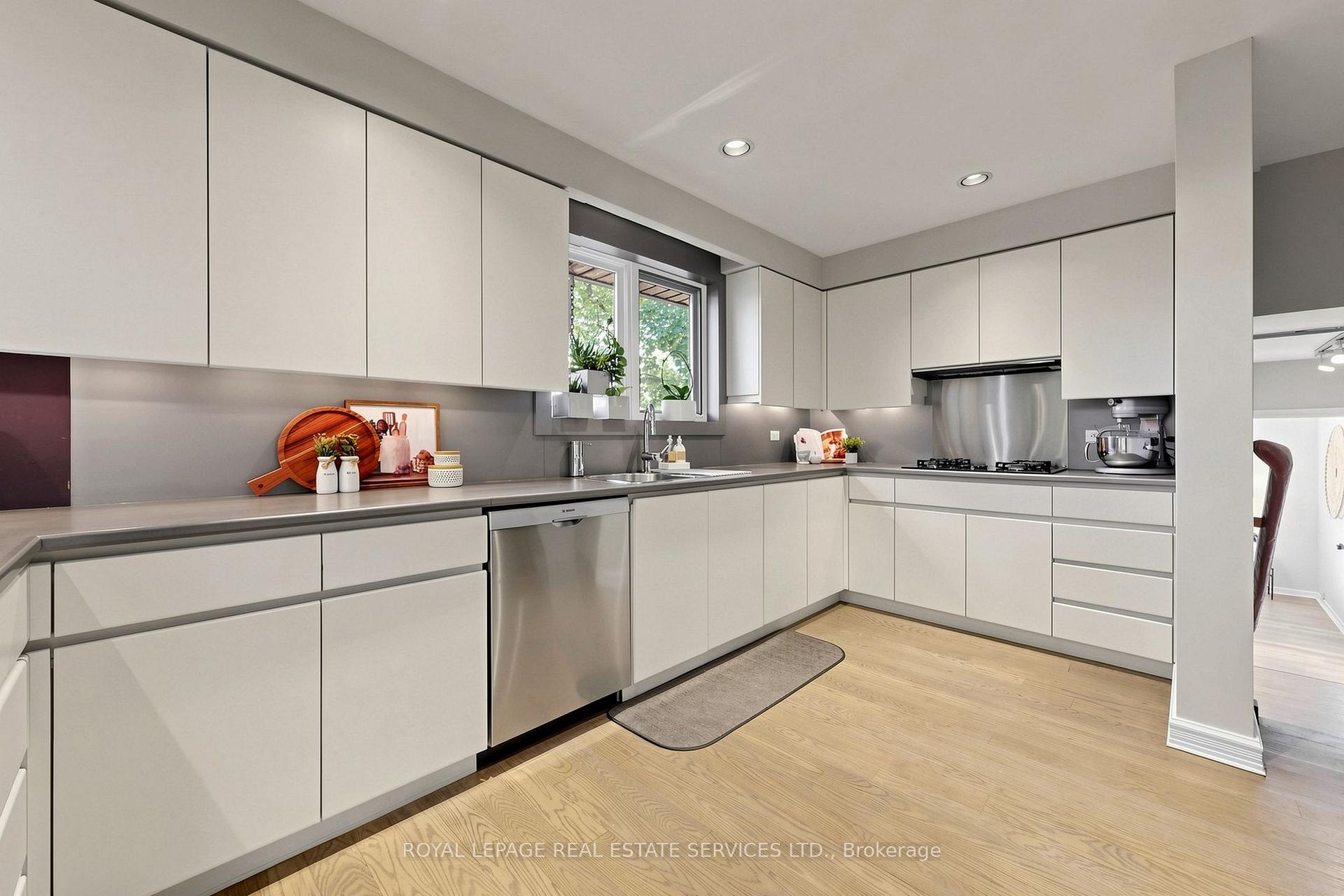 Photo 7 of 45 Hopperton Drive, North York, St. Andrew-Windfields — HOMEH