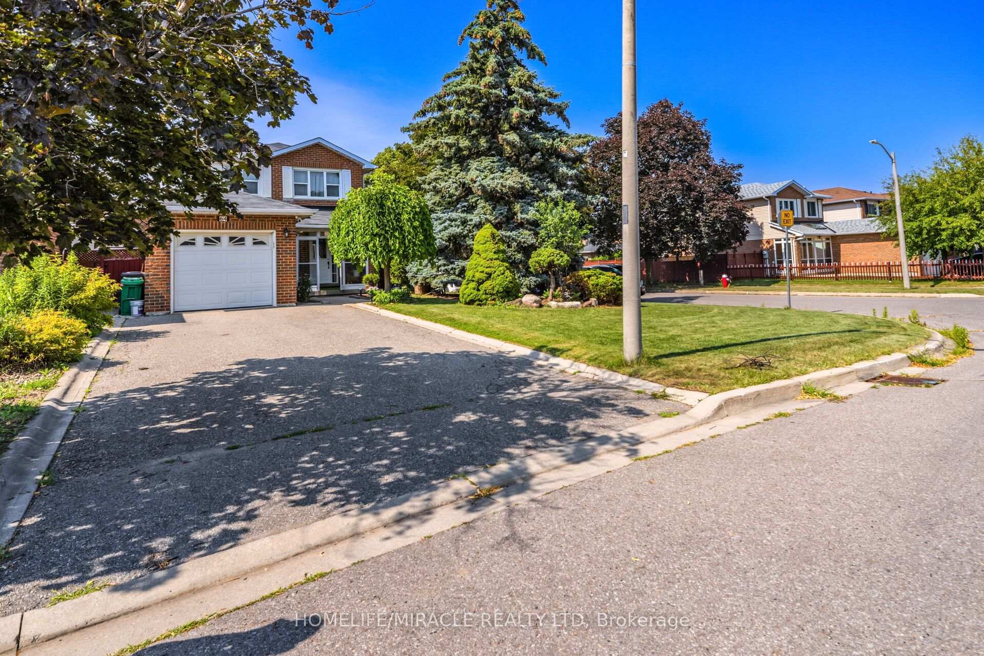 Photo 3 of 64 Aurora Place, Brampton, Heart Lake West — HOMEH