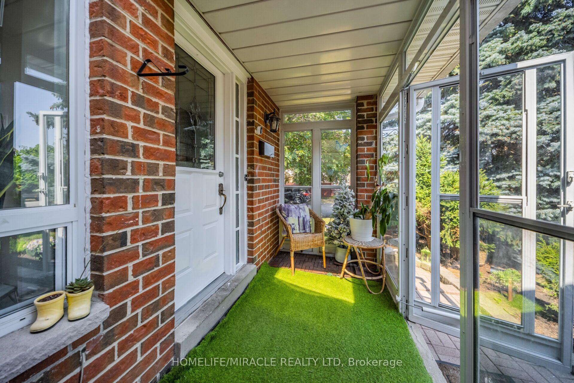 Photo 5 of 64 Aurora Place, Brampton, Heart Lake West — HOMEH