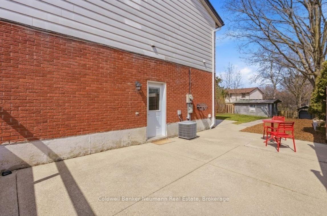 Photo 3 of 28 Chartwell Crescent, Guelph, Dovercliffe Park/Old University — HOMEH
