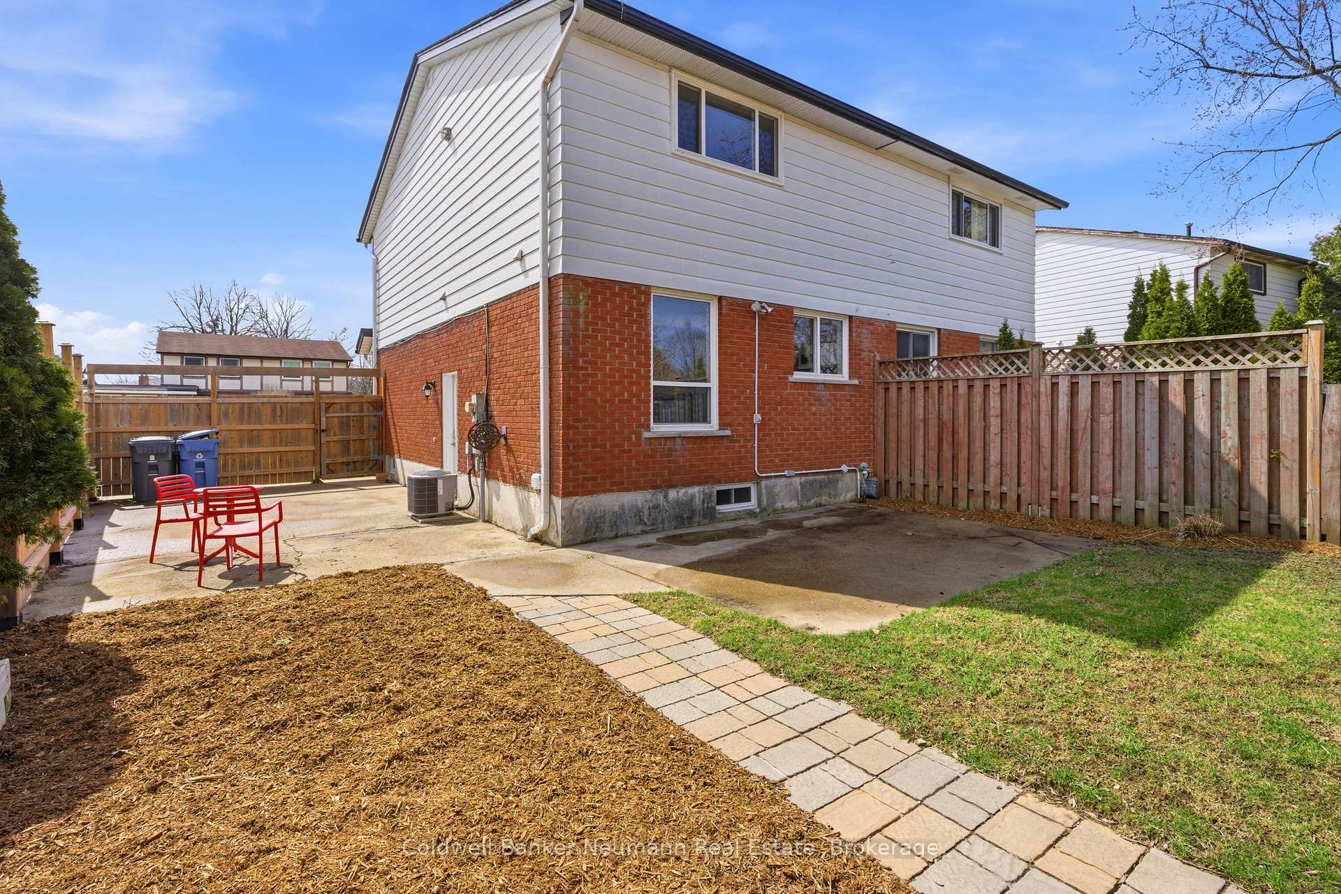Photo 4 of 28 Chartwell Crescent, Guelph, Dovercliffe Park/Old University — HOMEH