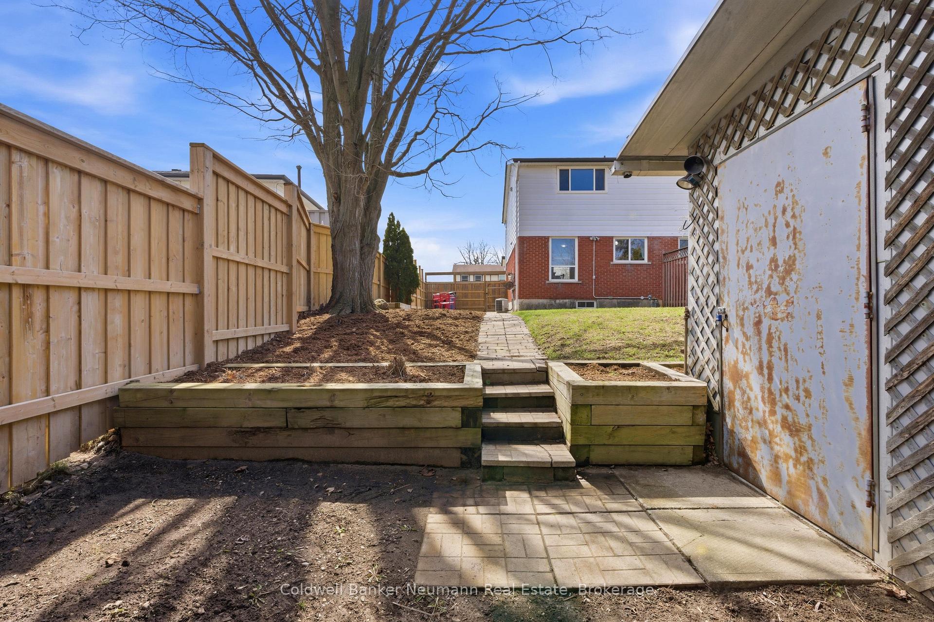 Photo 5 of 28 Chartwell Crescent, Guelph, Dovercliffe Park/Old University — HOMEH