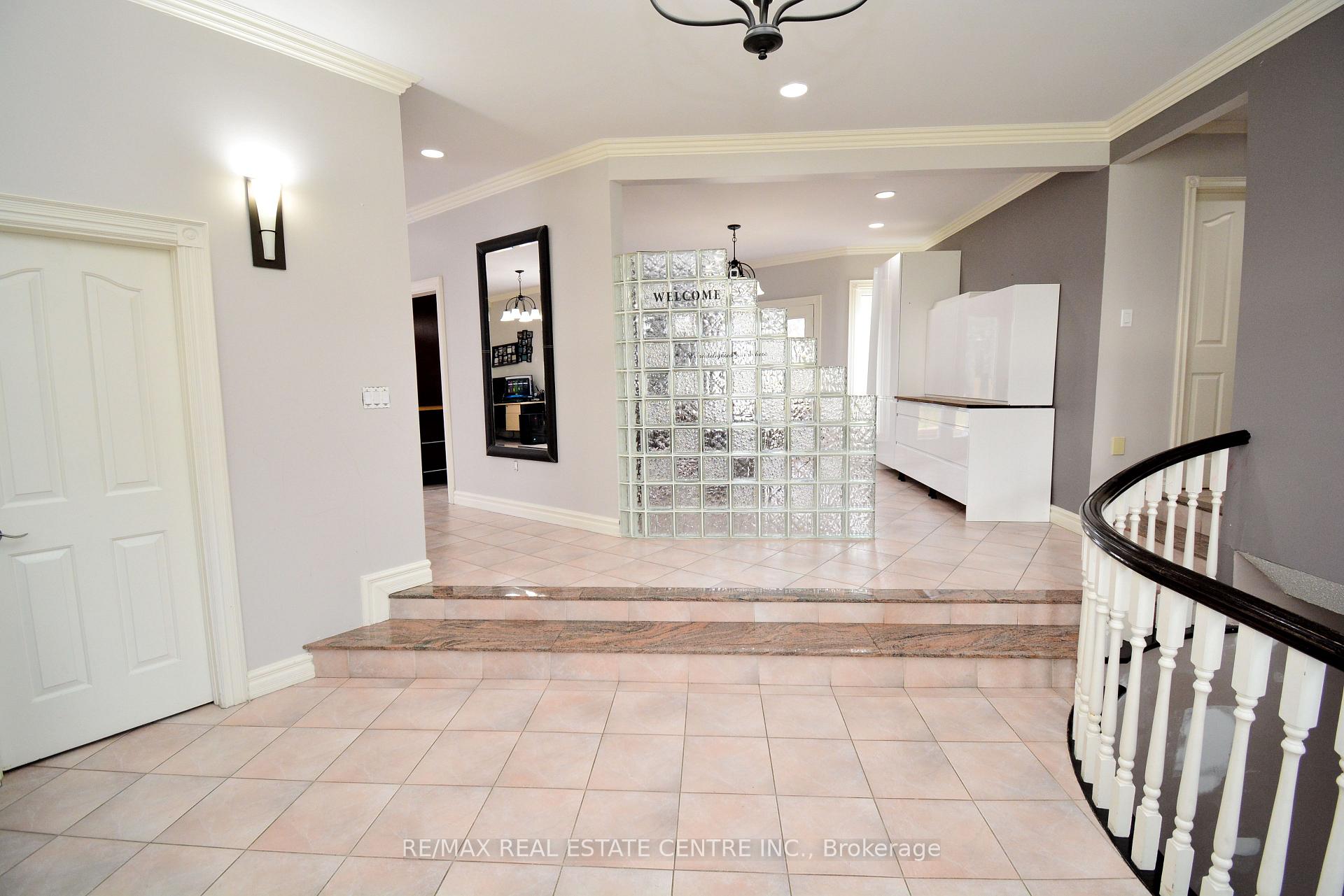 Photo 9 of 20 Crescent Hill Drive N, Brampton, Central Park — HOMEH