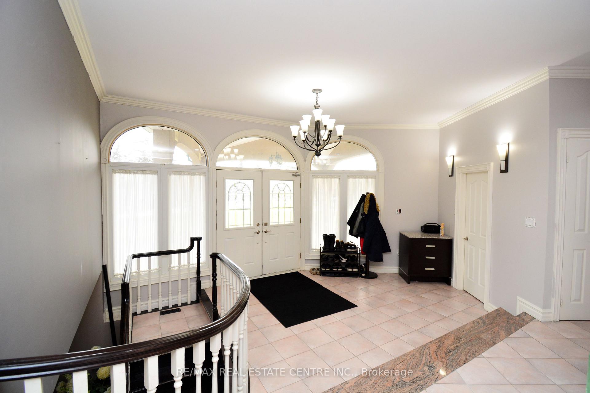 Photo 10 of 20 Crescent Hill Drive N, Brampton, Central Park — HOMEH