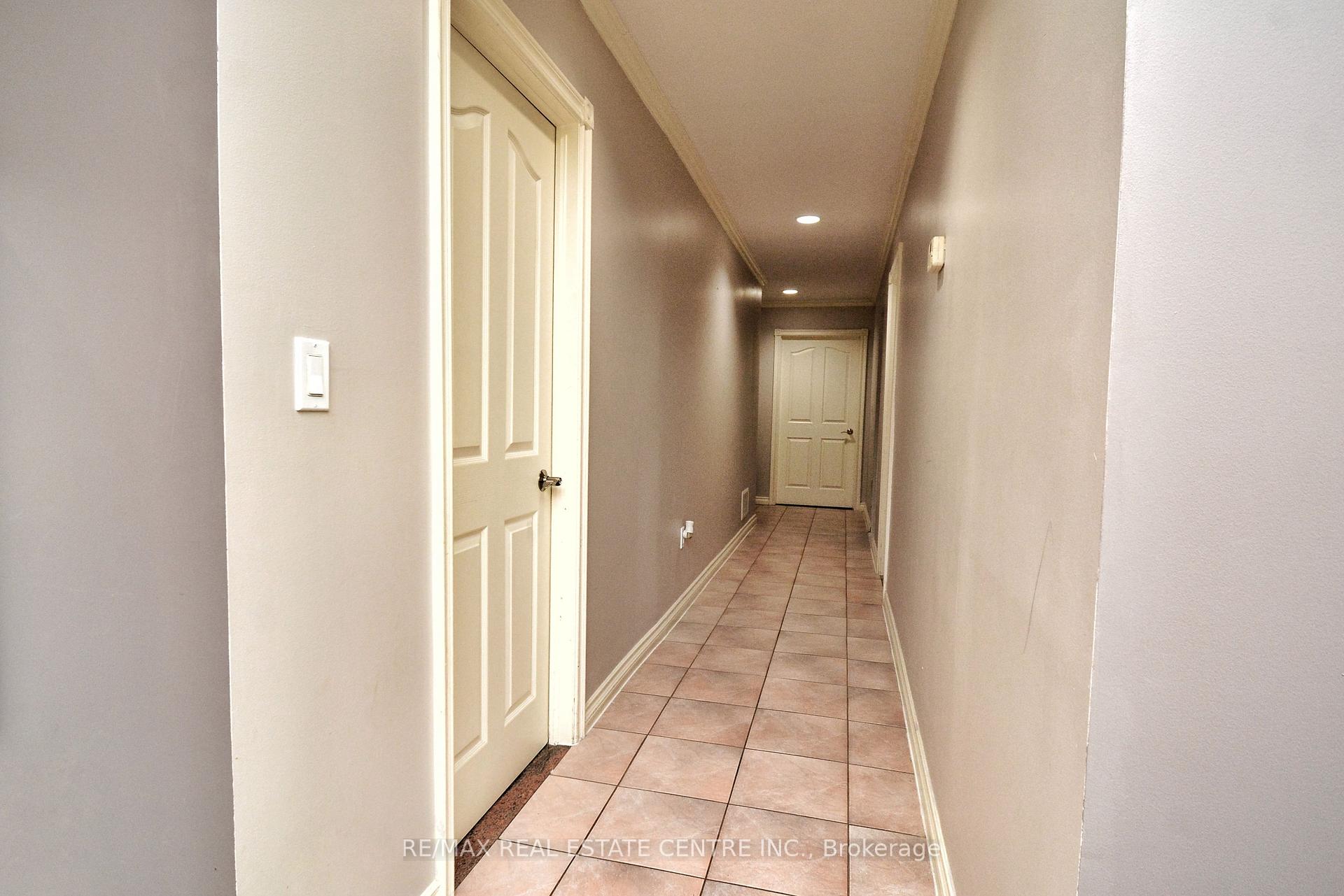 Photo 19 of 20 Crescent Hill Drive N, Brampton, Central Park — HOMEH