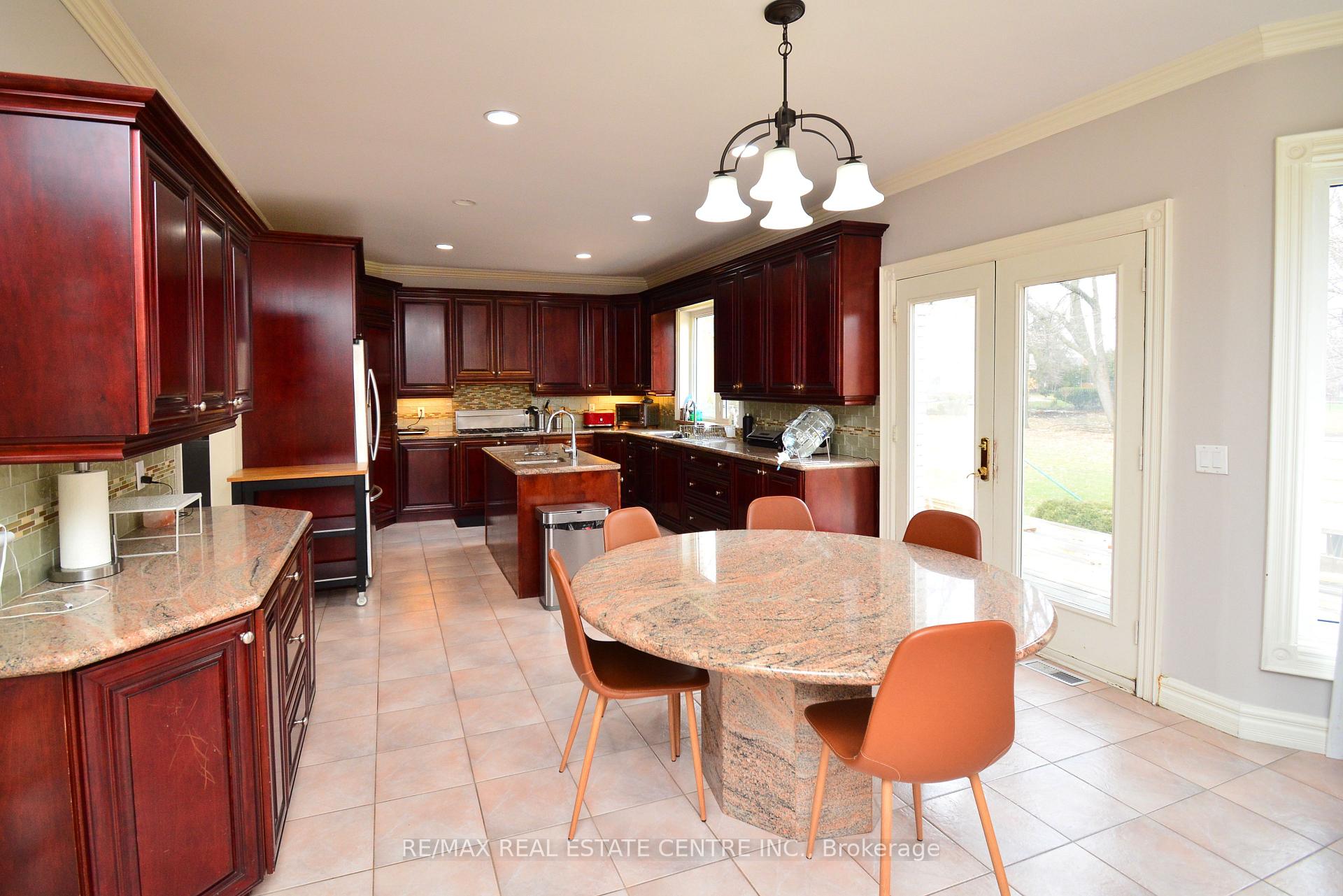 Photo 11 of 20 Crescent Hill Drive N, Brampton, Central Park — HOMEH