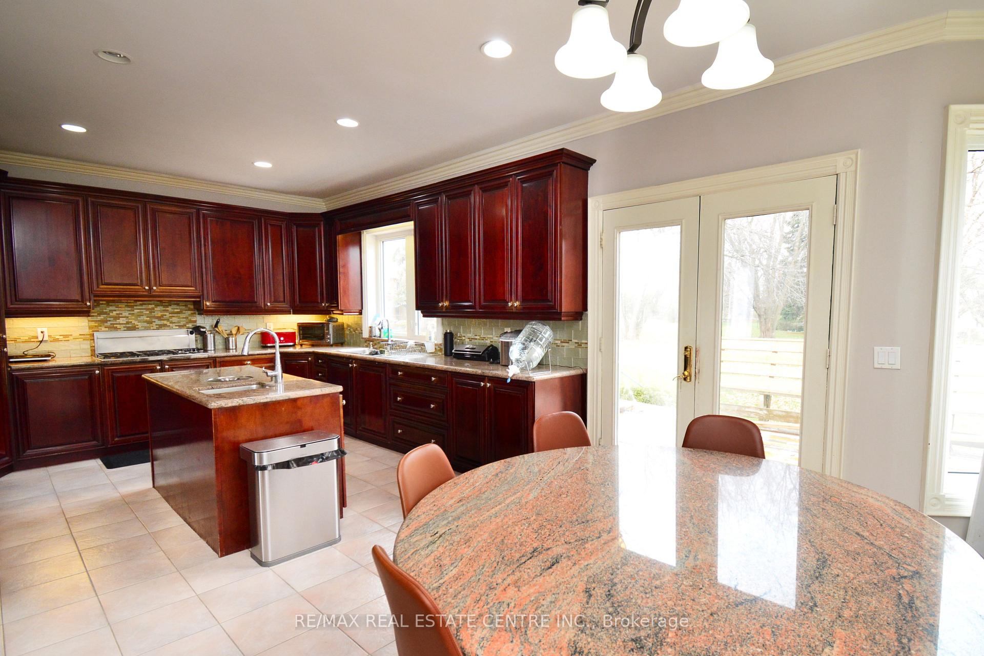 Photo 12 of 20 Crescent Hill Drive N, Brampton, Central Park — HOMEH