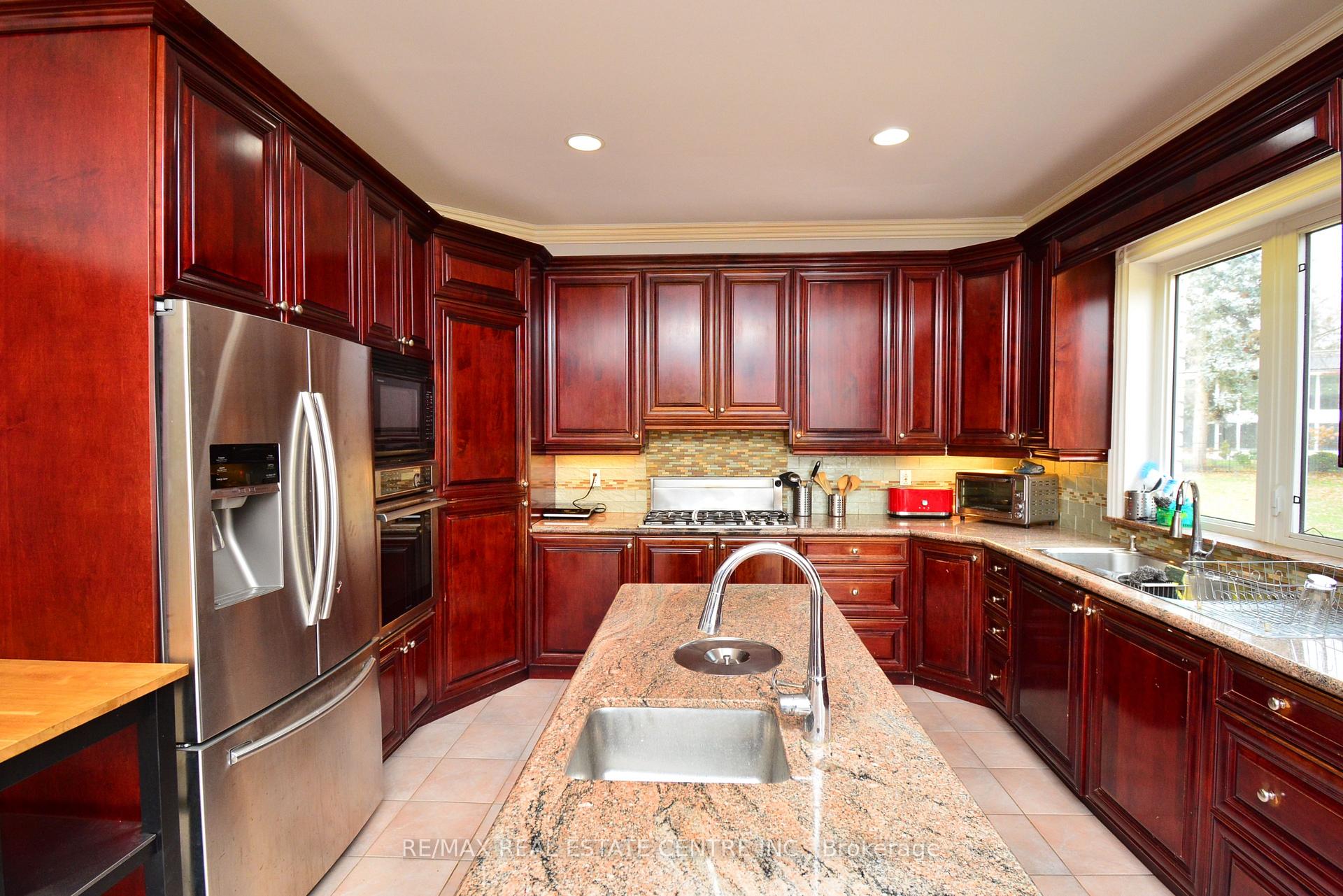 Photo 13 of 20 Crescent Hill Drive N, Brampton, Central Park — HOMEH
