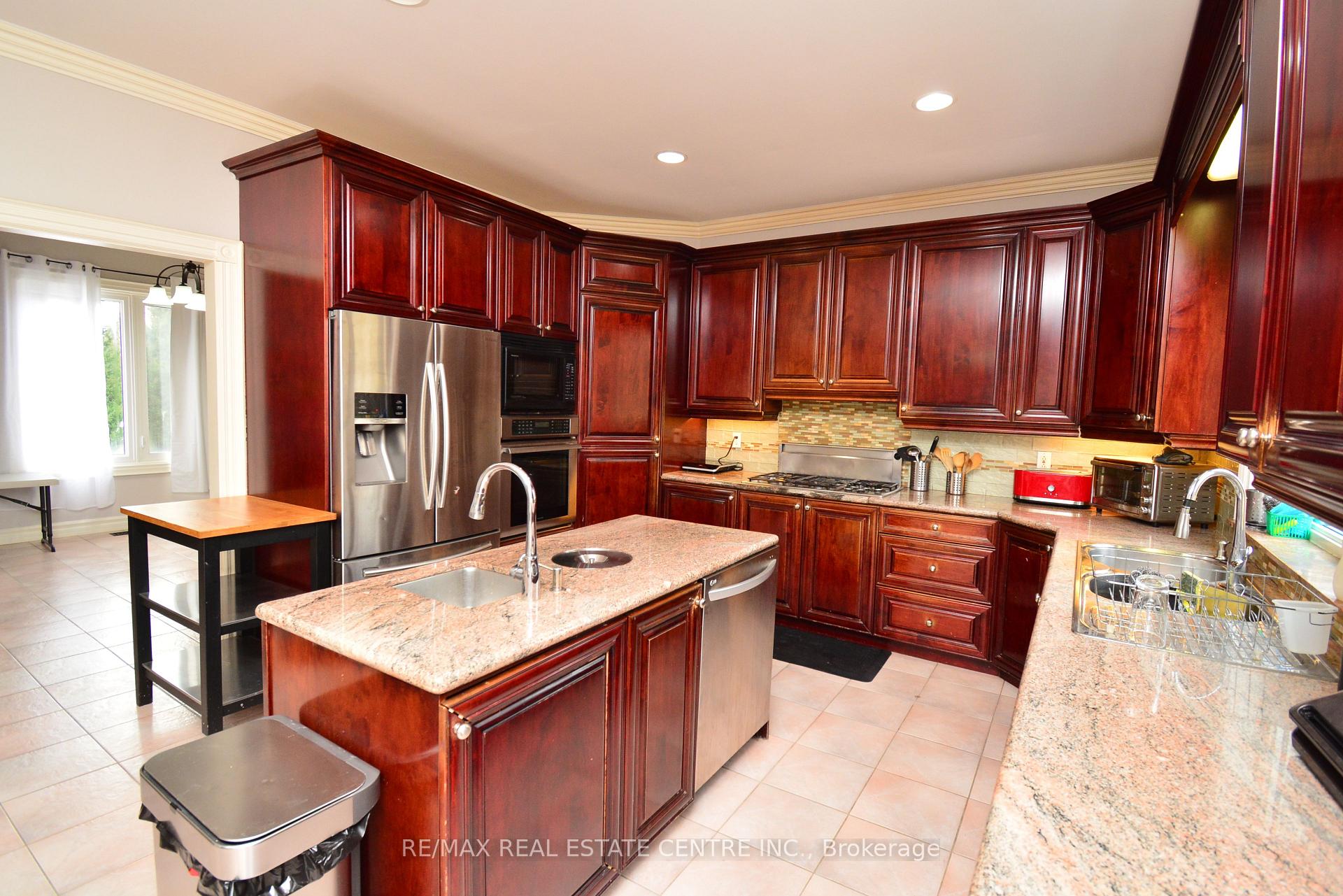Photo 14 of 20 Crescent Hill Drive N, Brampton, Central Park — HOMEH