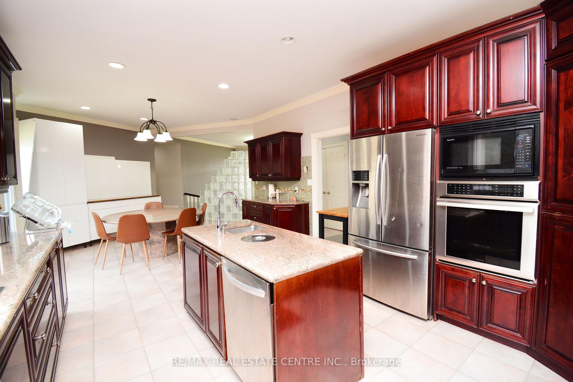 Photo 15 of 20 Crescent Hill Drive N, Brampton, Central Park — HOMEH