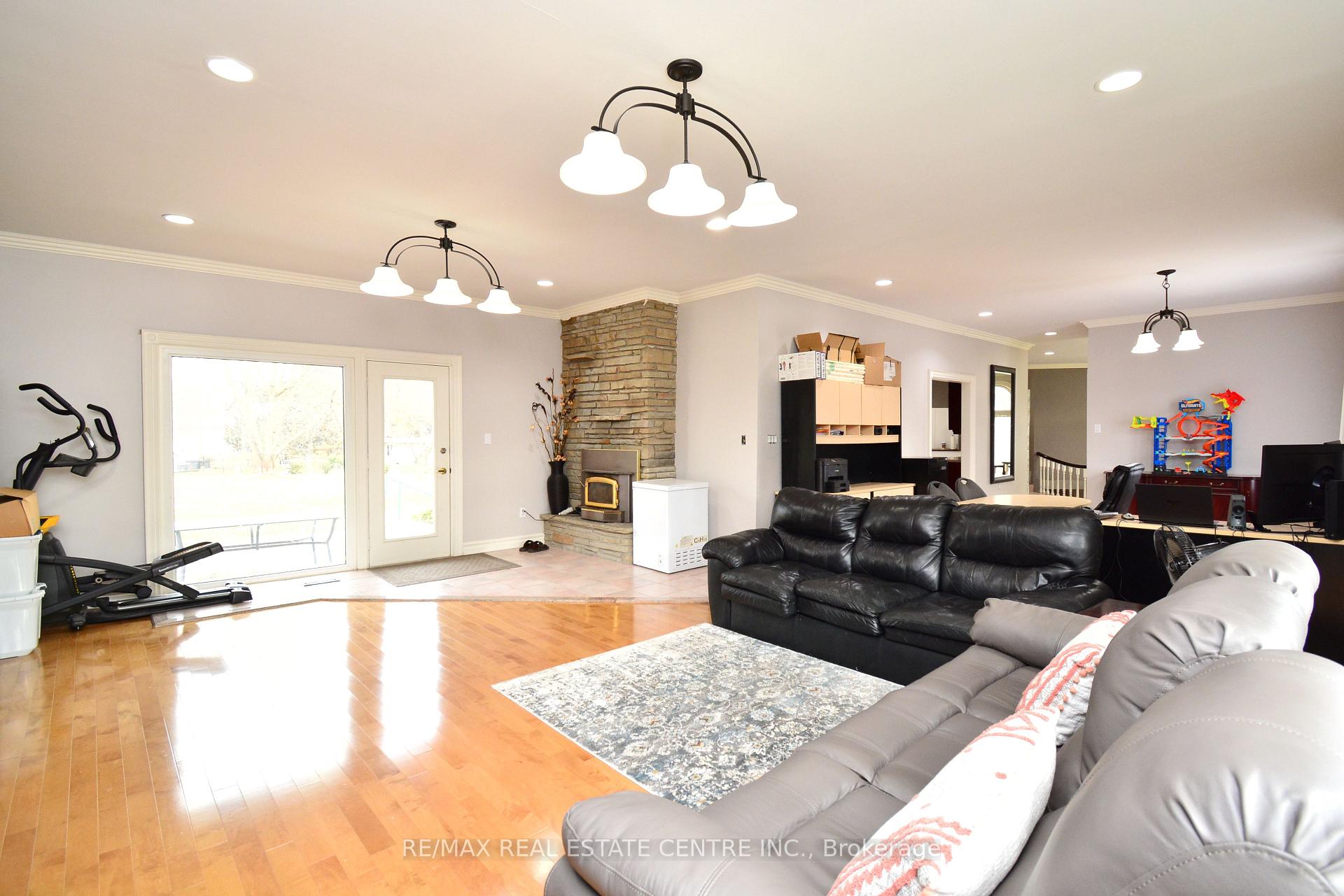 Photo 18 of 20 Crescent Hill Drive N, Brampton, Central Park — HOMEH