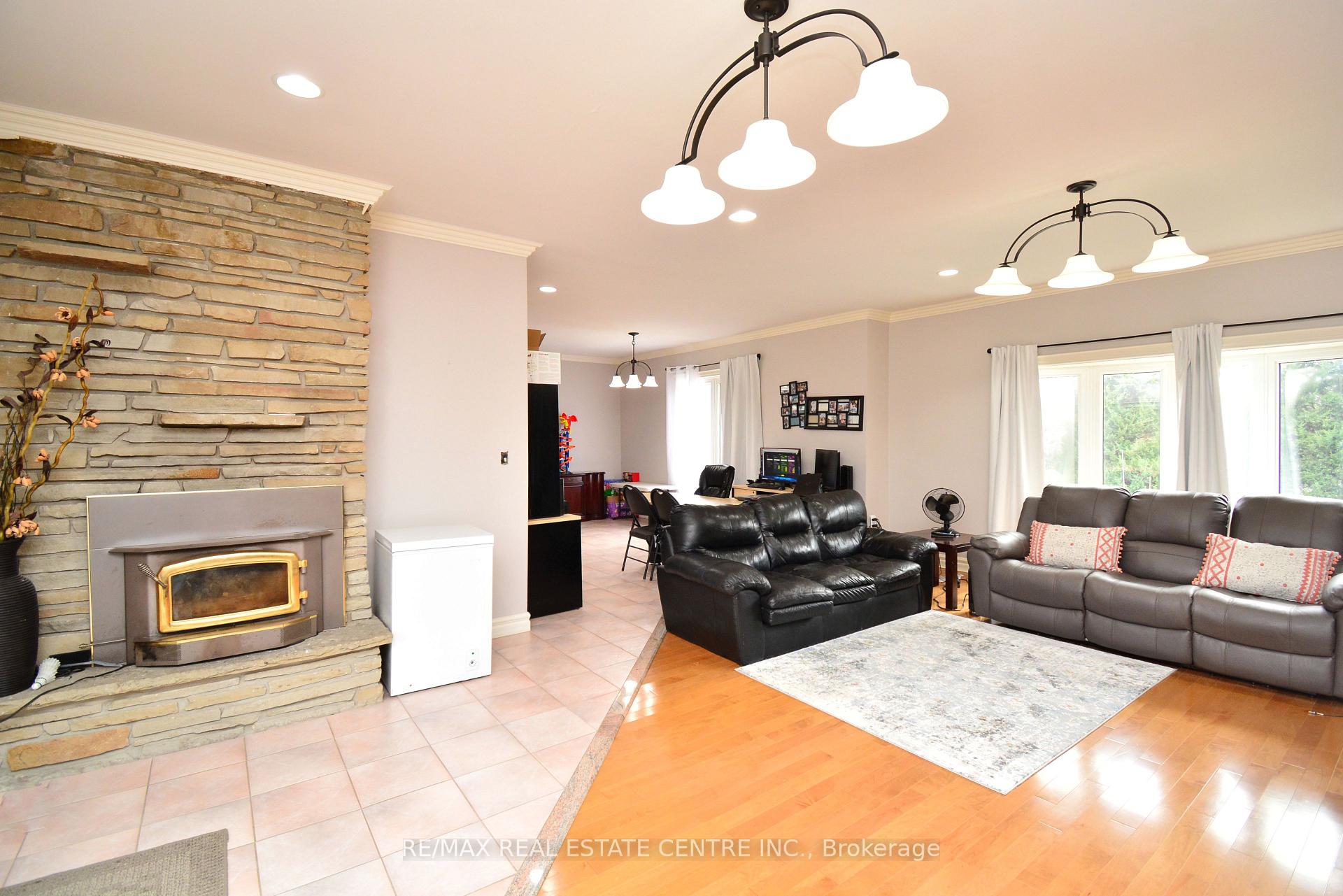 Photo 17 of 20 Crescent Hill Drive N, Brampton, Central Park — HOMEH