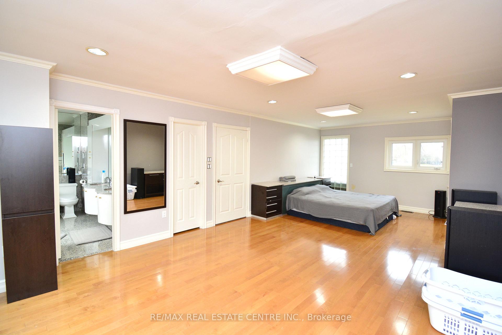 Photo 21 of 20 Crescent Hill Drive N, Brampton, Central Park — HOMEH