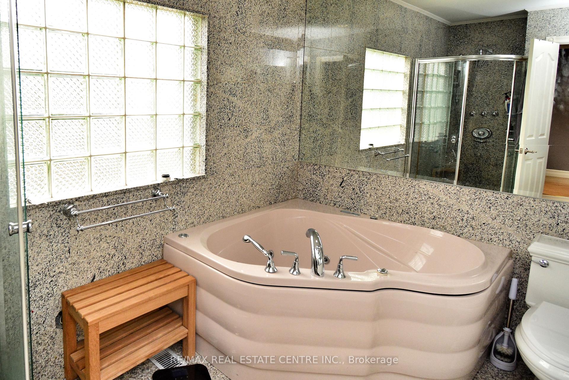 Photo 24 of 20 Crescent Hill Drive N, Brampton, Central Park — HOMEH