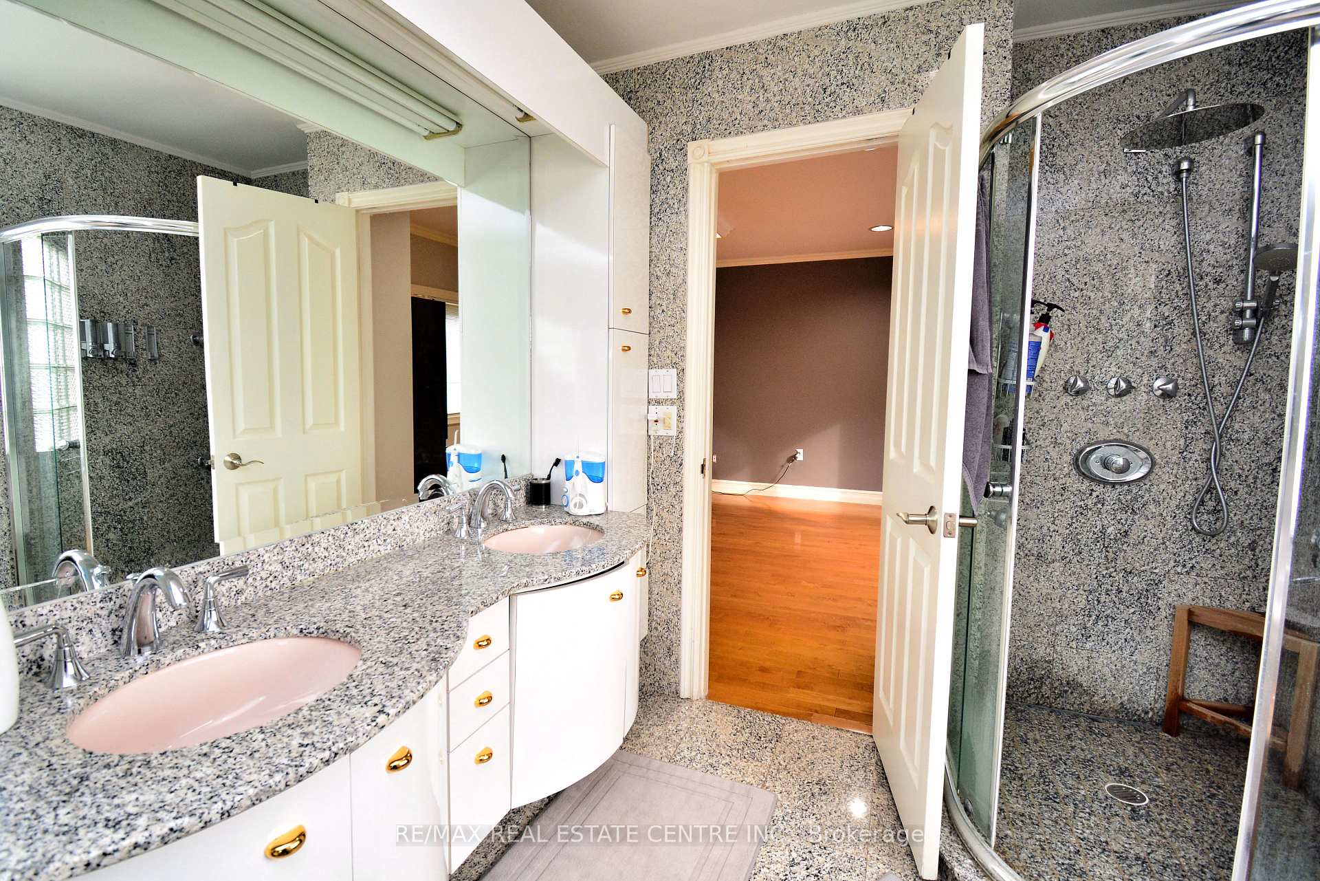 Photo 23 of 20 Crescent Hill Drive N, Brampton, Central Park — HOMEH