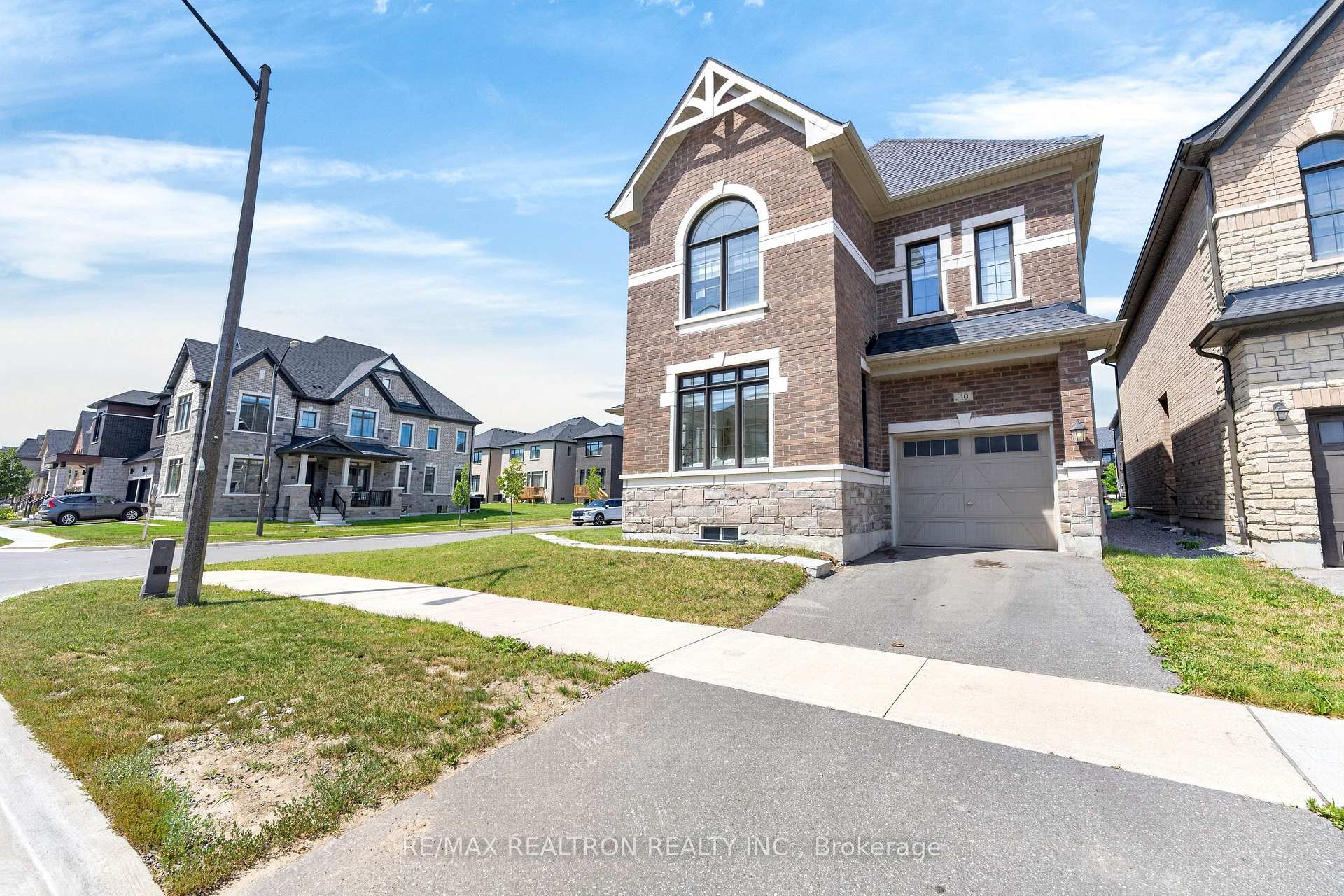 Photo 3 of 40 Auckland Drive, Whitby, Rural Whitby — HOMEH