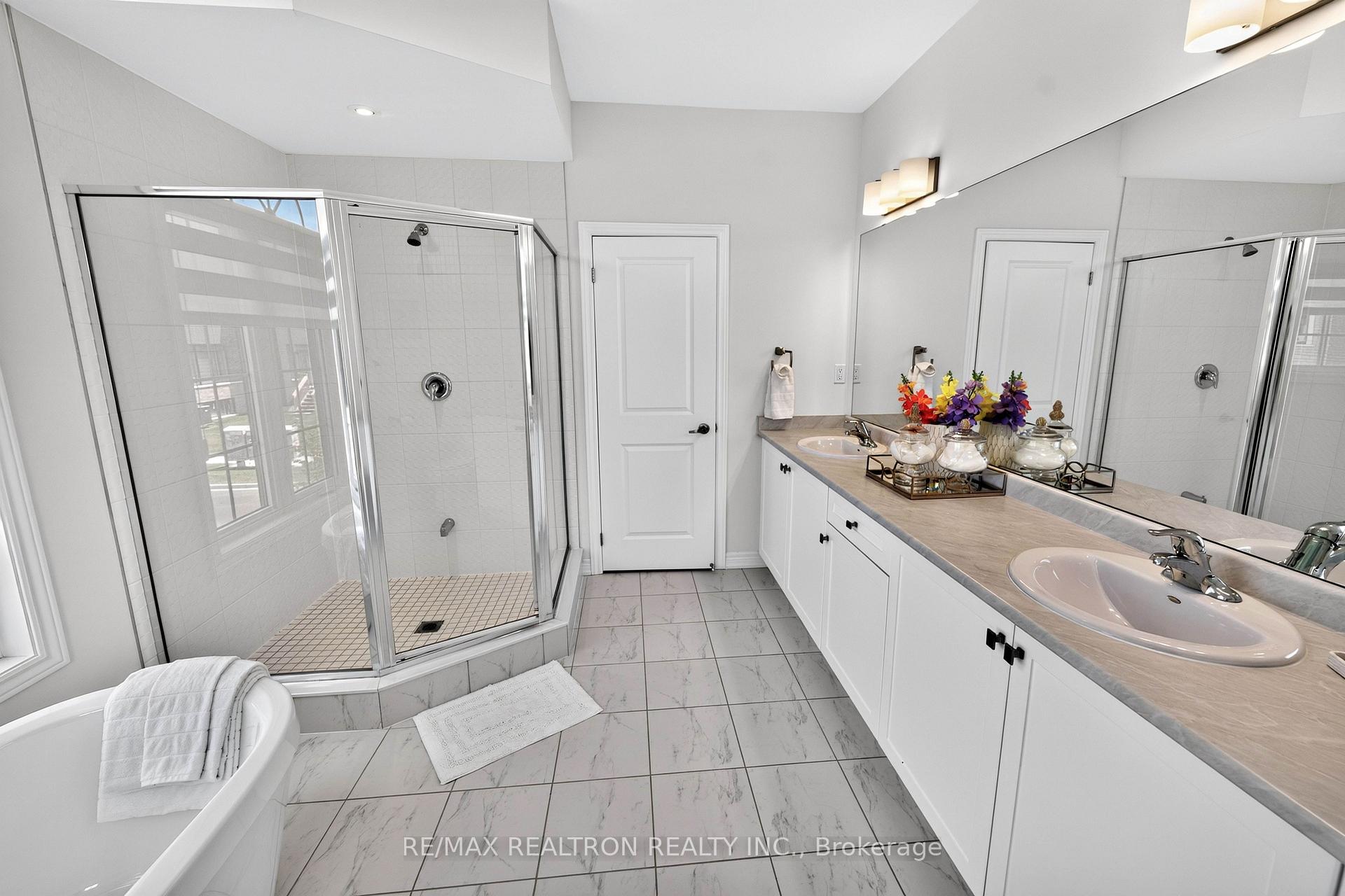 Photo 24 of 40 Auckland Drive, Whitby, Rural Whitby — HOMEH