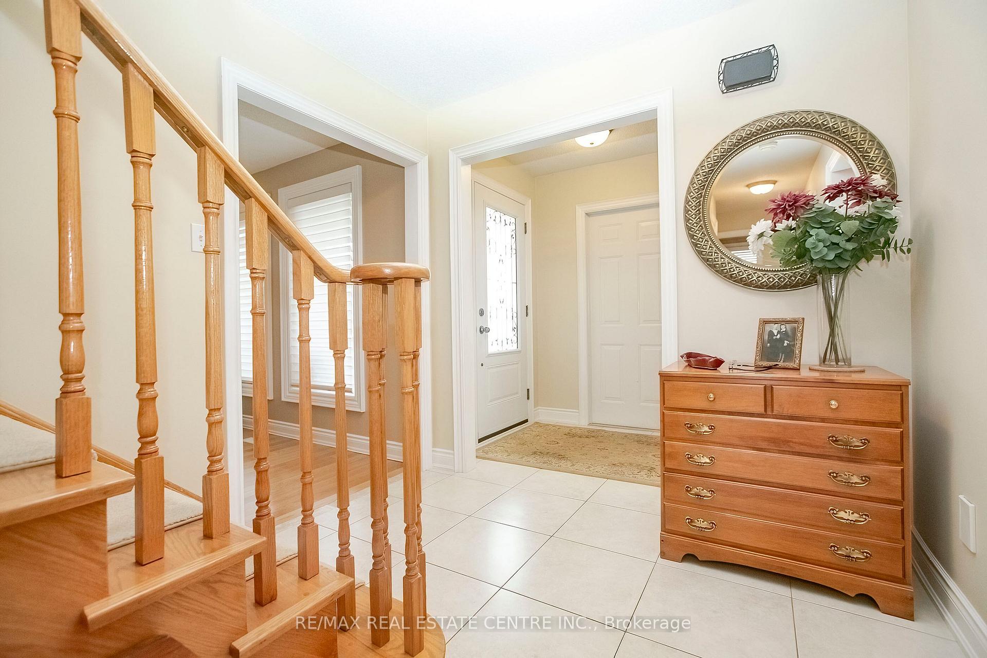 Photo 5 of 21 Amantine Crescent, Brampton, Fletcher's Creek South — HOMEH