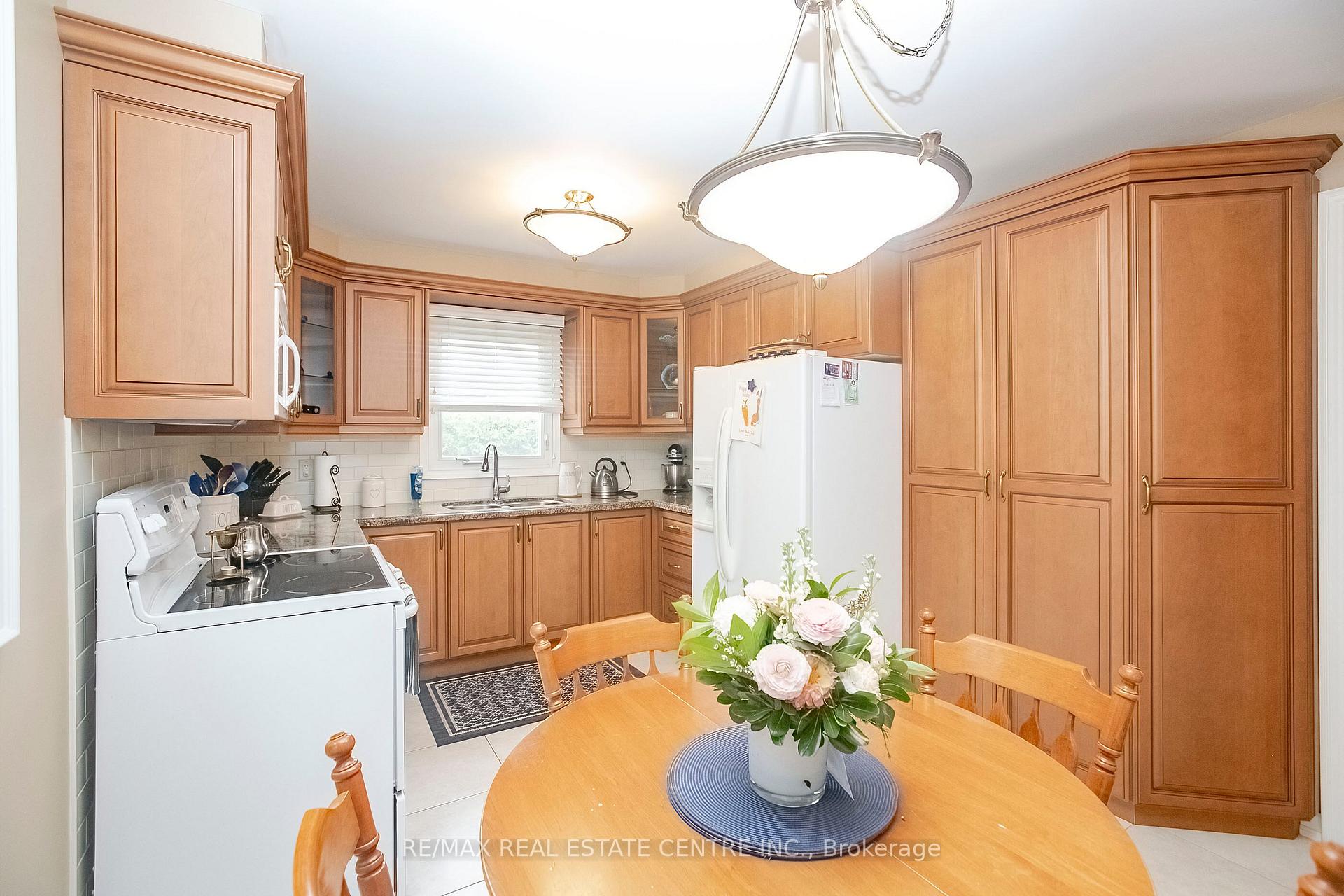 Photo 11 of 21 Amantine Crescent, Brampton, Fletcher's Creek South — HOMEH