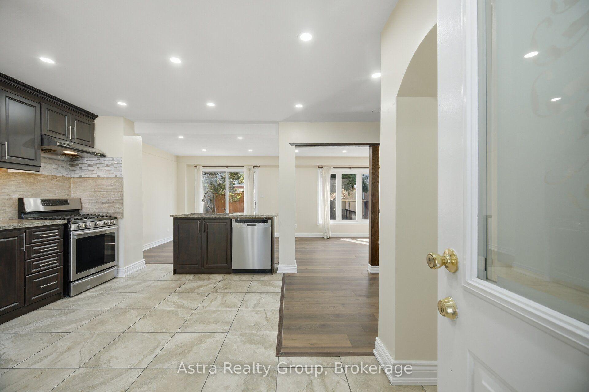 Photo 8 of 28 Borden Hill Court, Brampton, Central Park — HOMEH