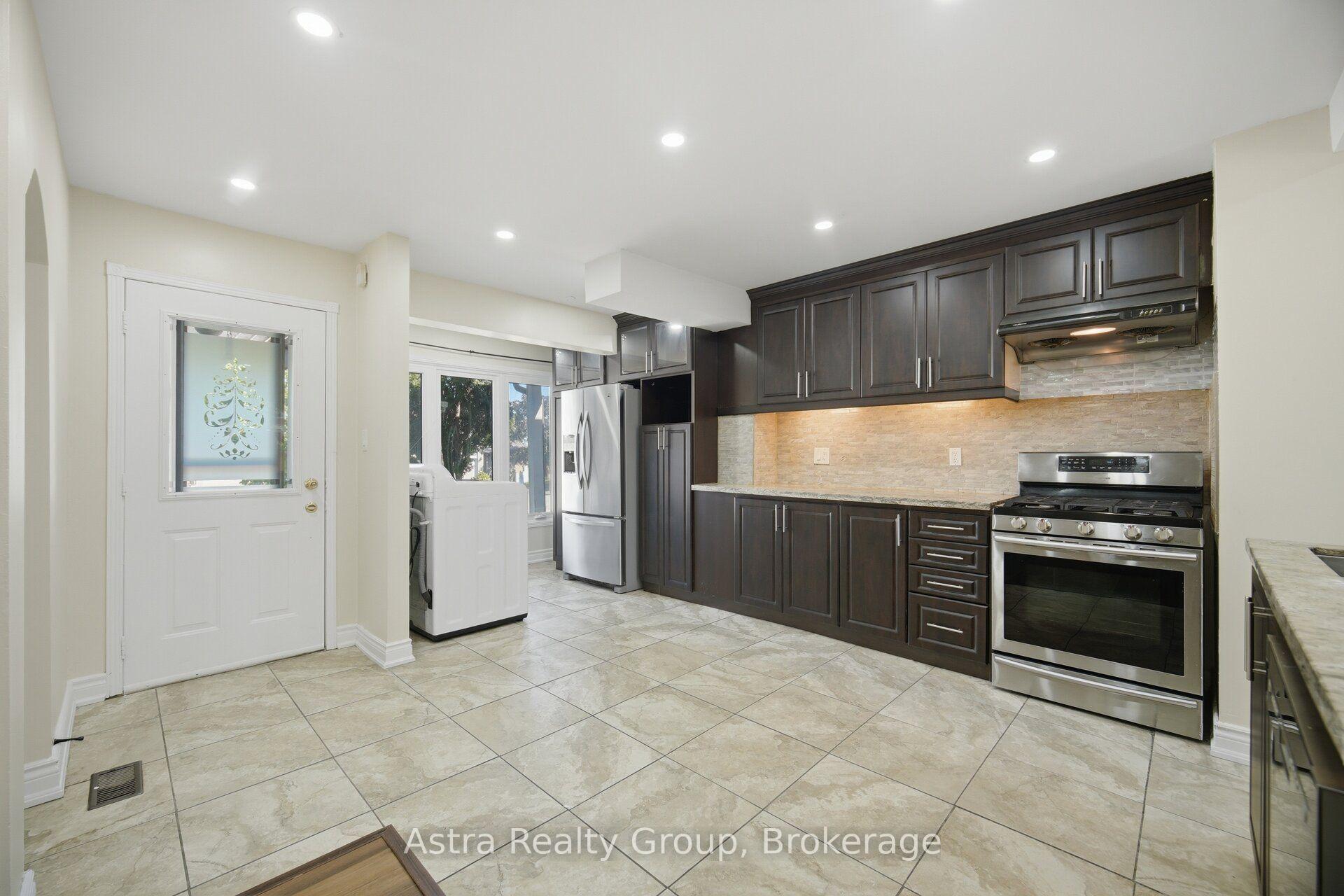 Photo 9 of 28 Borden Hill Court, Brampton, Central Park — HOMEH