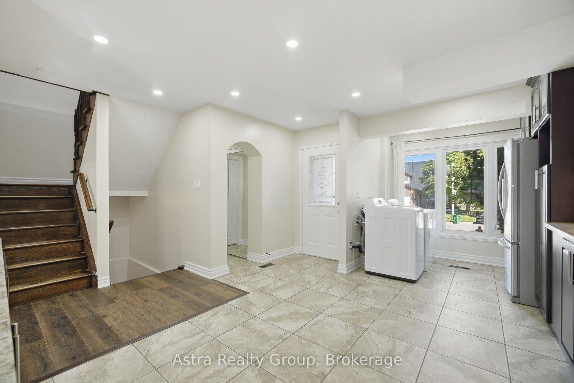 Photo 10 of 28 Borden Hill Court, Brampton, Central Park — HOMEH