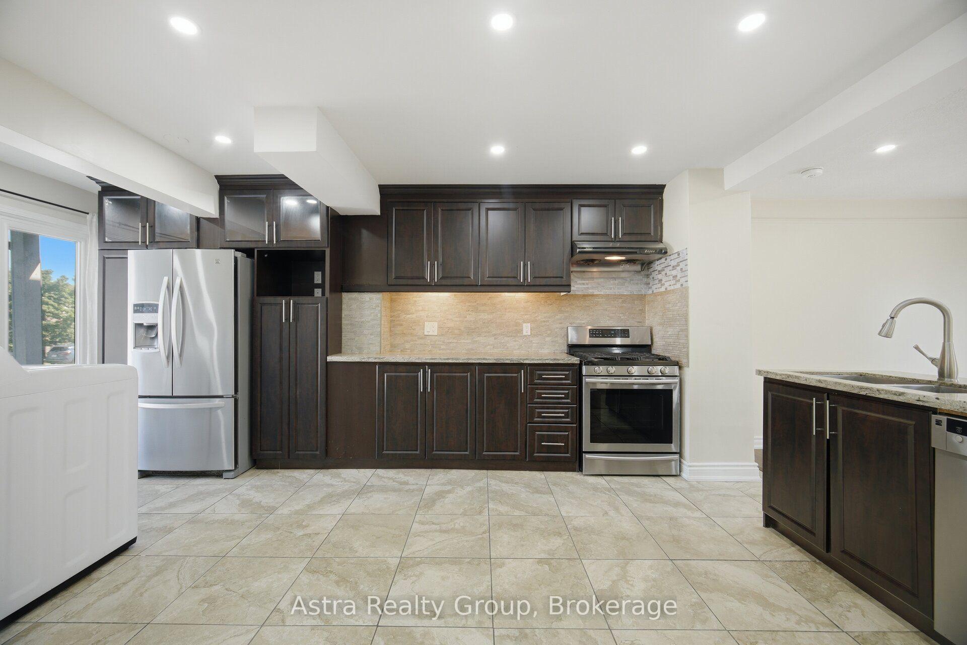 Photo 11 of 28 Borden Hill Court, Brampton, Central Park — HOMEH