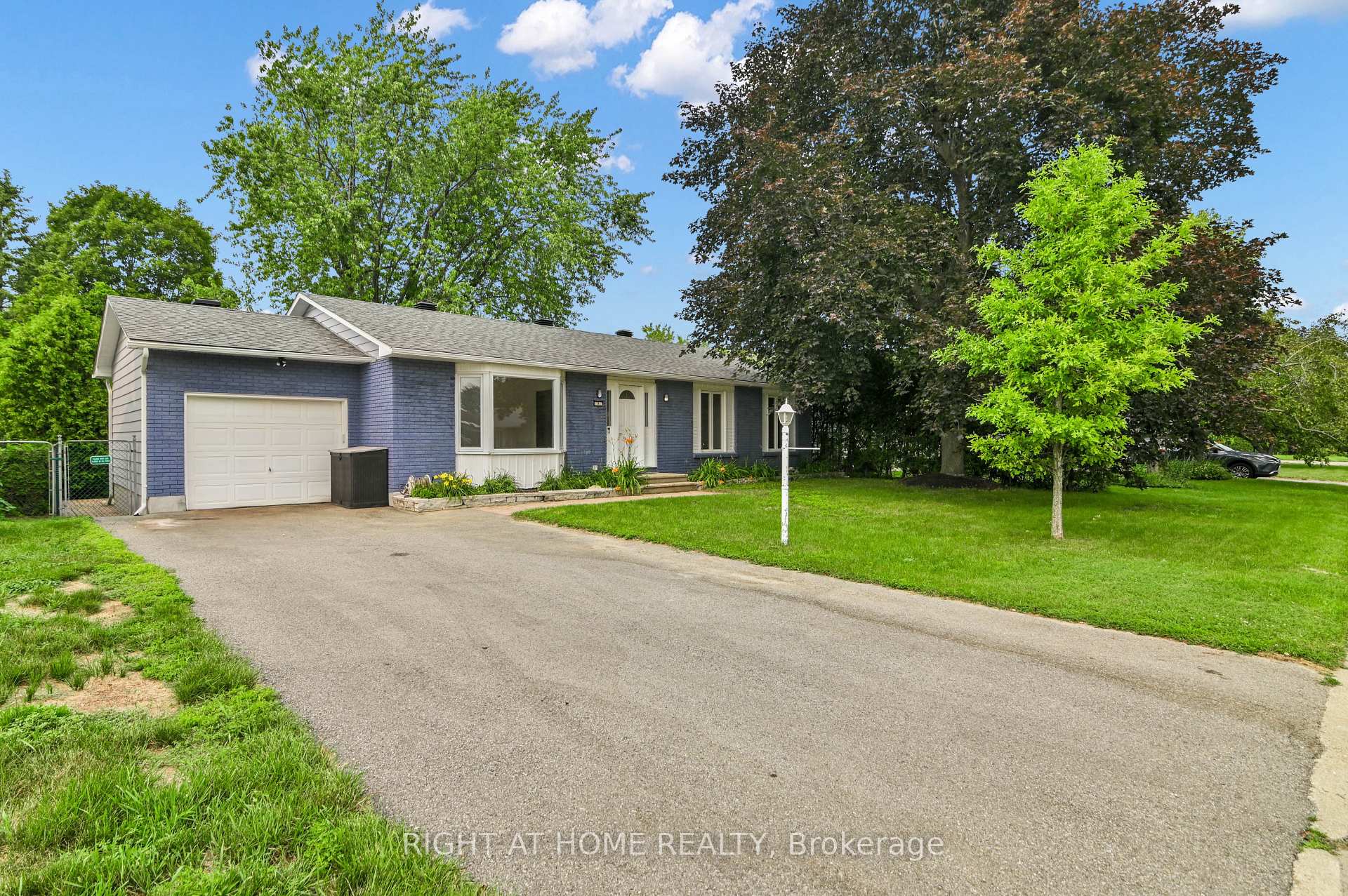 Photo 2 of 9 Leetom Crescent, Ottawa, Barrhaven - Pheasant Run — HOMEH