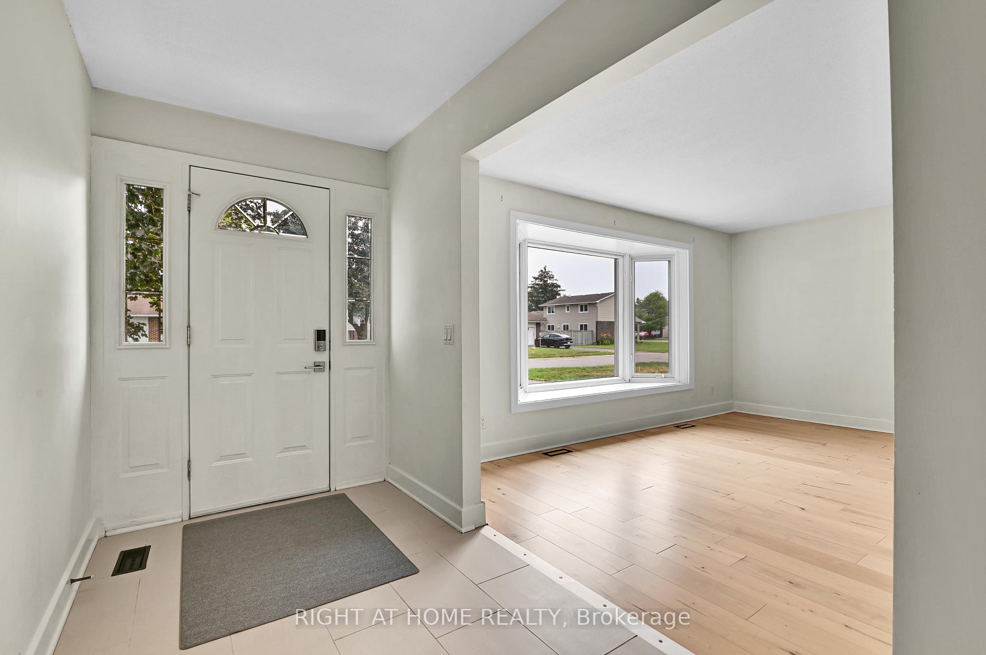 Photo 3 of 9 Leetom Crescent, Ottawa, Barrhaven - Pheasant Run — HOMEH