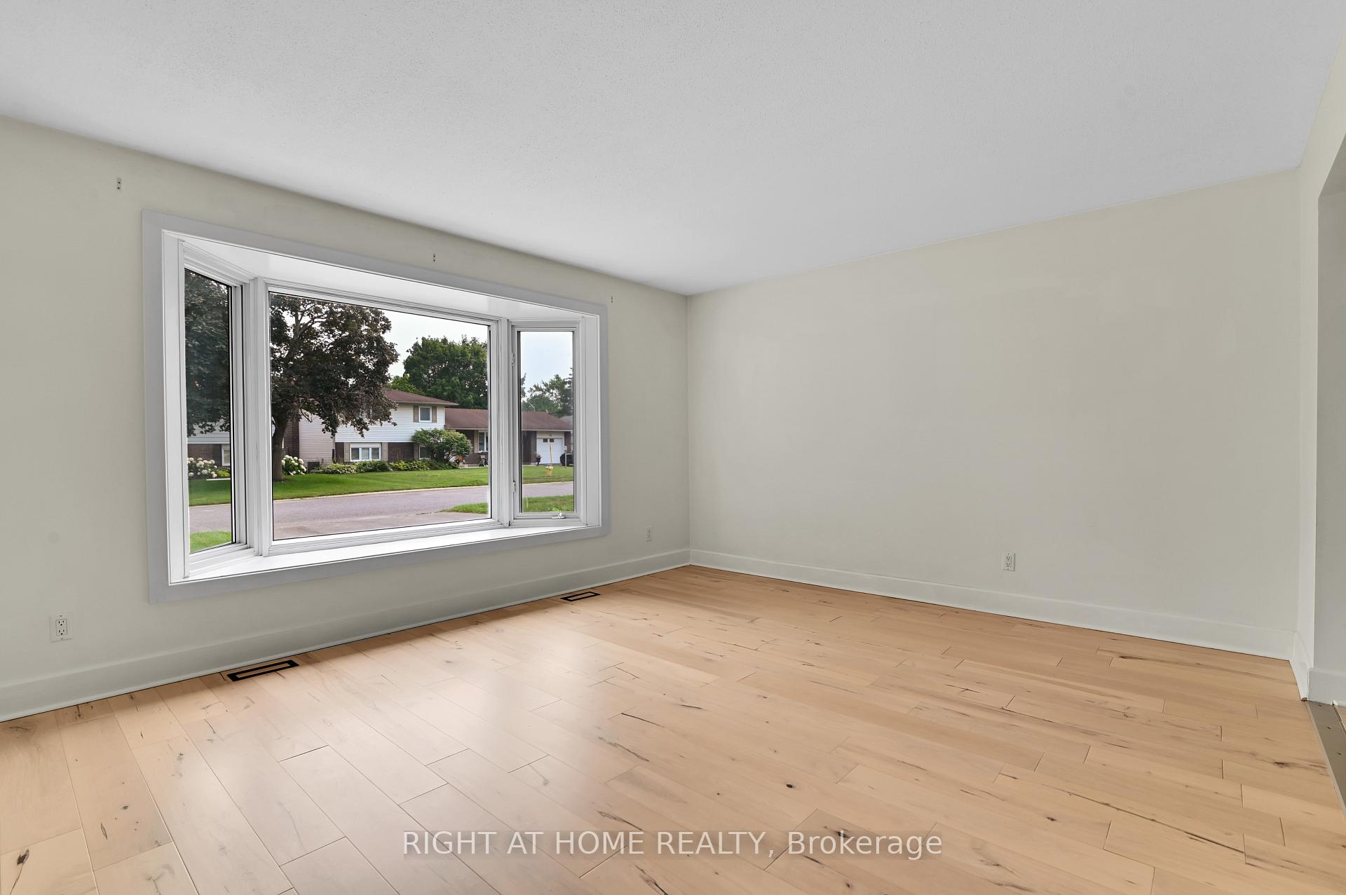 Photo 4 of 9 Leetom Crescent, Ottawa, Barrhaven - Pheasant Run — HOMEH