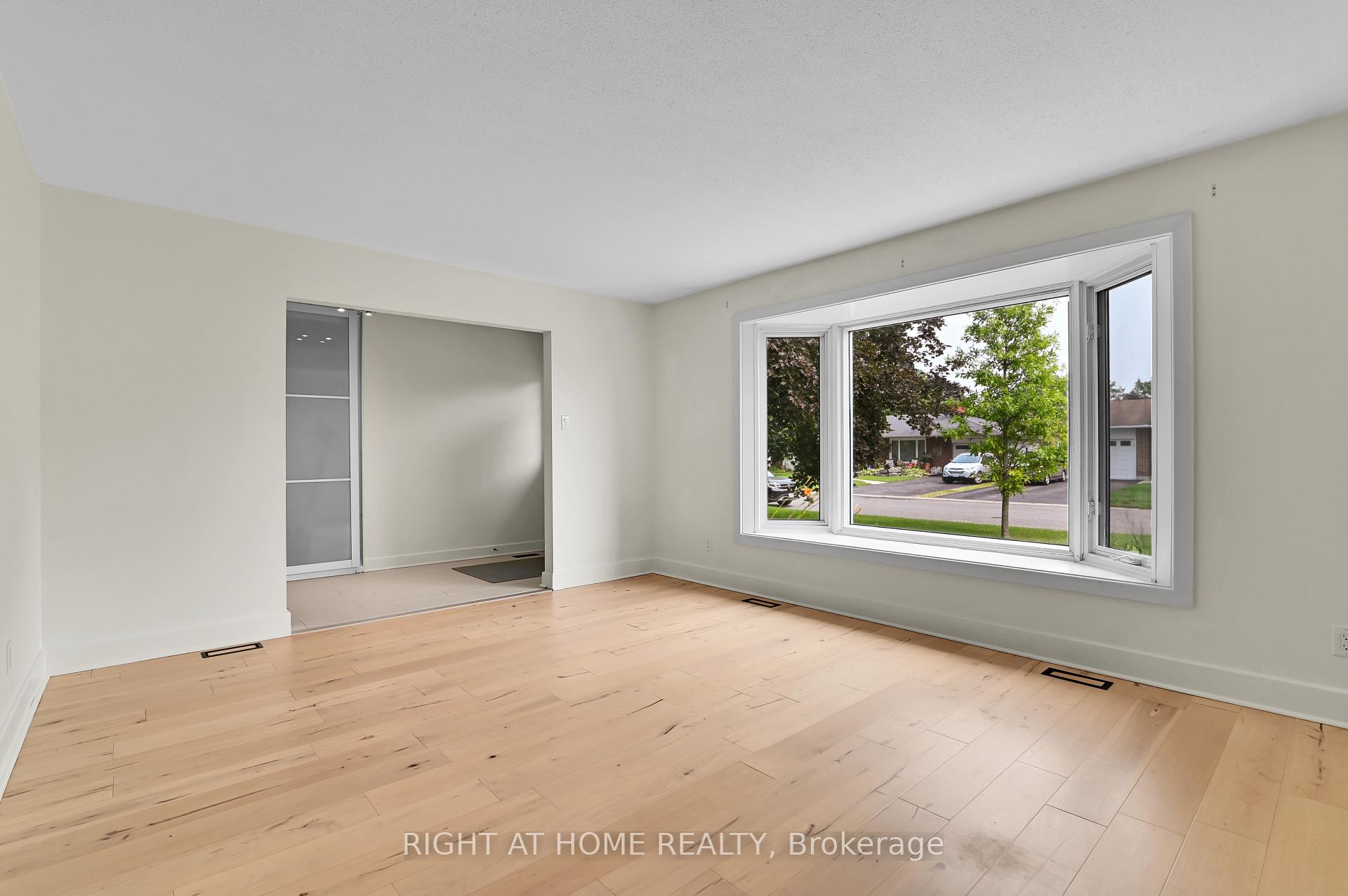 Photo 6 of 9 Leetom Crescent, Ottawa, Barrhaven - Pheasant Run — HOMEH