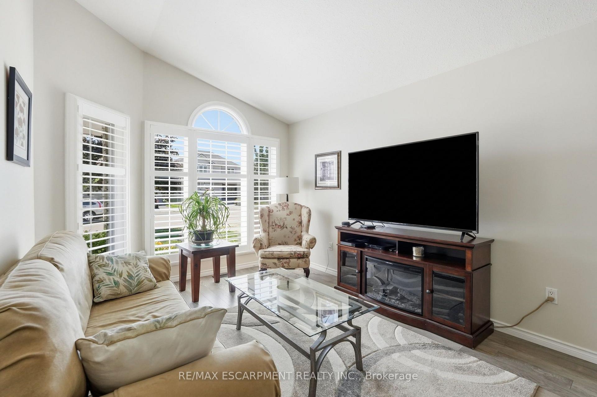 Photo 3 of 40 Maich Crescent, Brantford, West Brant — HOMEH