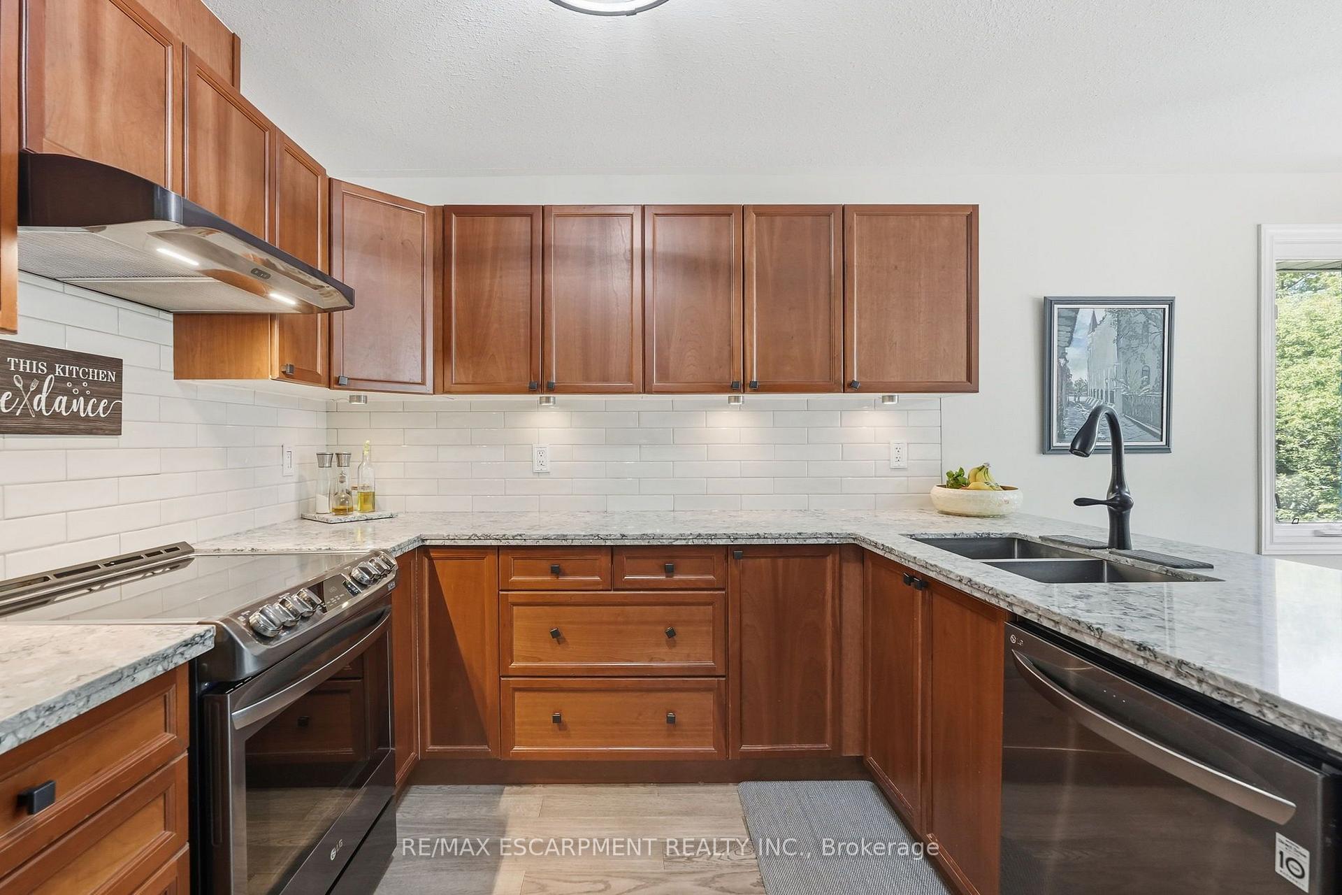 Photo 8 of 40 Maich Crescent, Brantford, West Brant — HOMEH